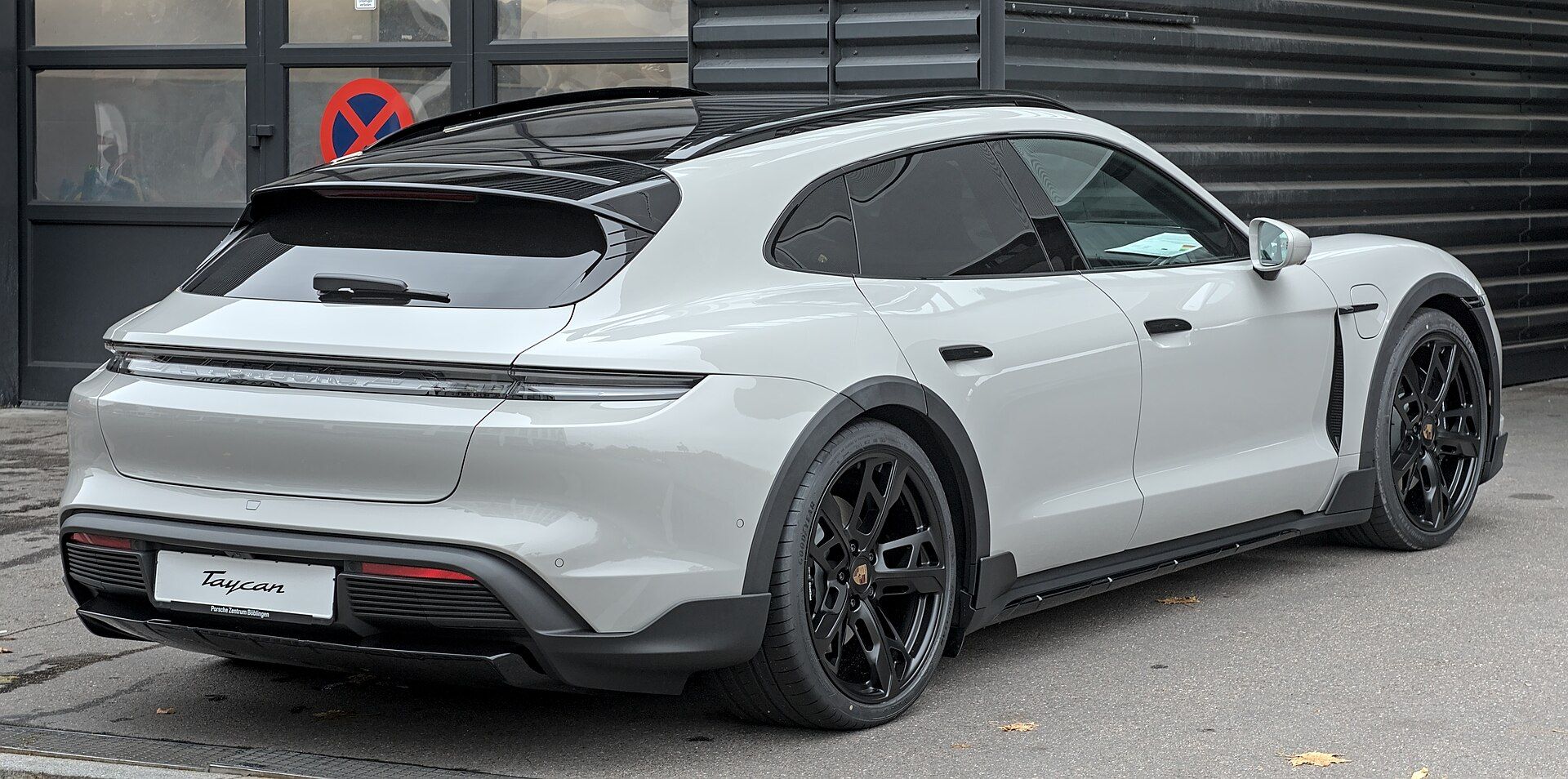 Porsche Taycan Cross Turismo (2024 yüz güncellemesi), yan/arka çapraz görünüm