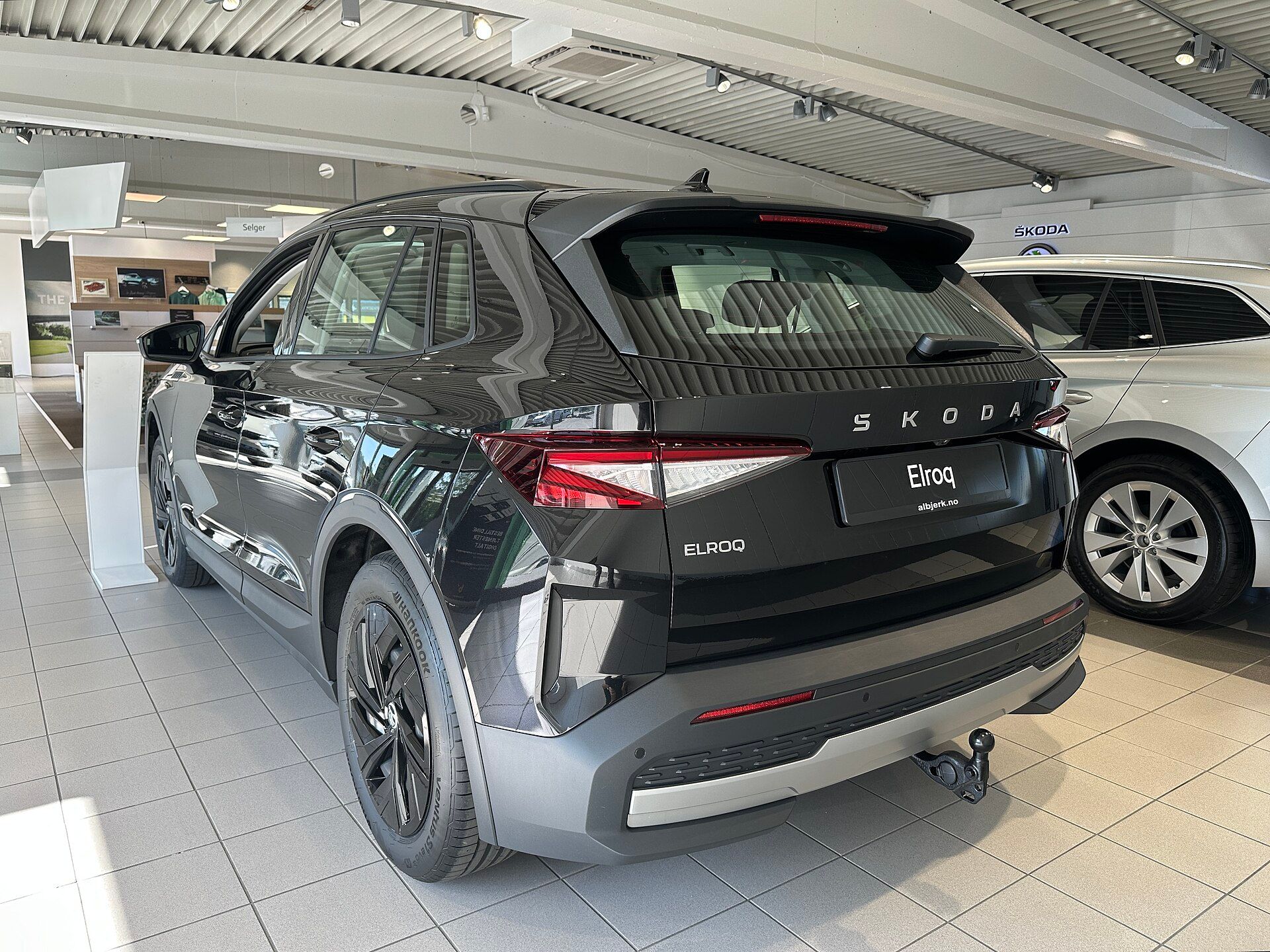 Škoda Elroq siyah, showroom'da arkadan üç çeyrek görünüm