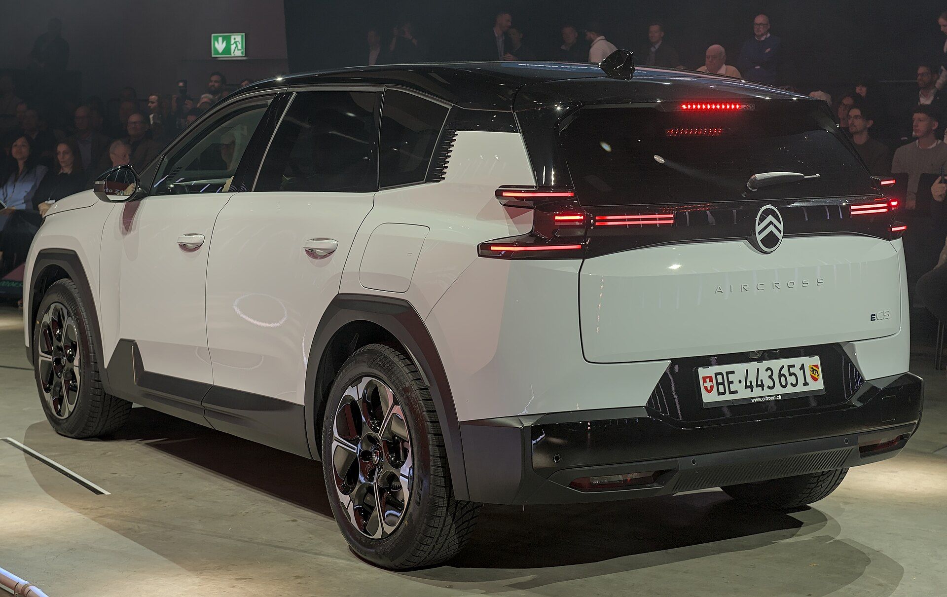 Beyaz Citroën ë-C5 Aircross, arka sol çapraz görünüm
