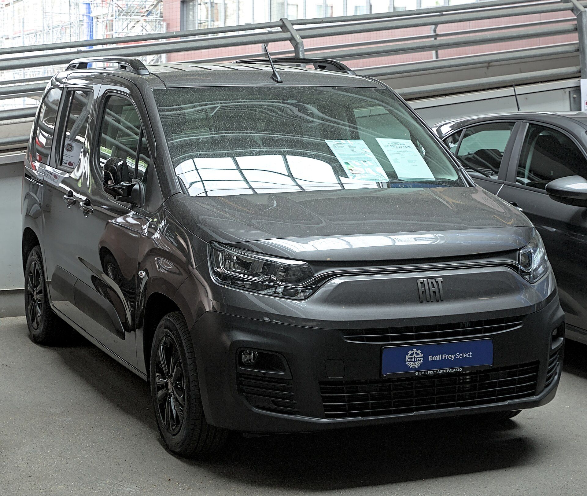 Gri Fiat E-Doblò, ön görünüm