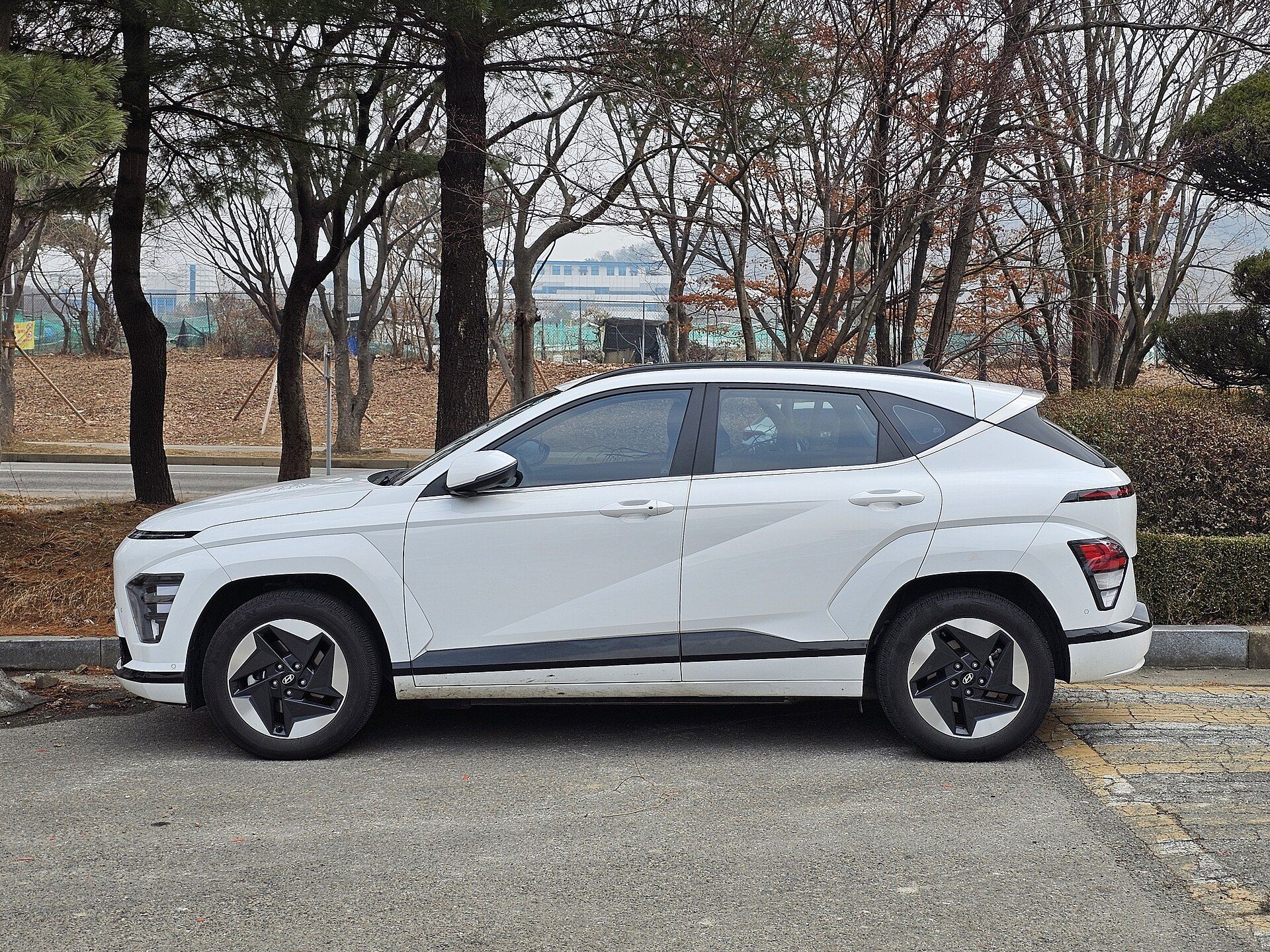 Beyaz ikinci nesil Hyundai KONA Elektrik, yandan görünüm
