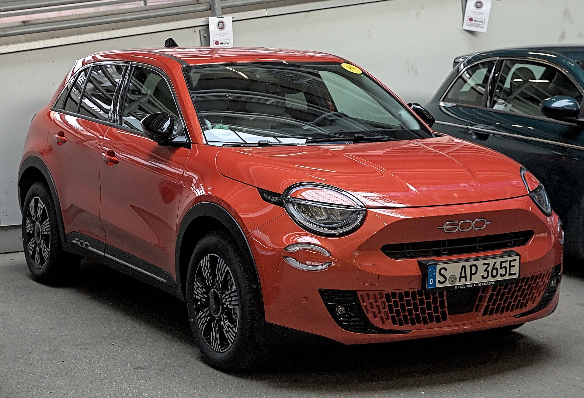 Turuncu Fiat 600e, ön üç çeyrek görünüm (Stuttgart)