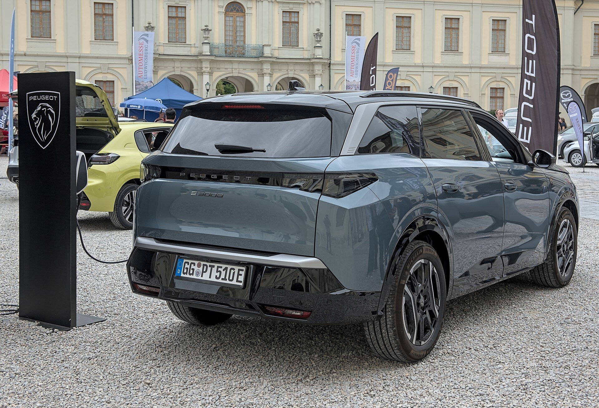 Gri Peugeot E-5008 şarj olurken, arka çapraz görünüm