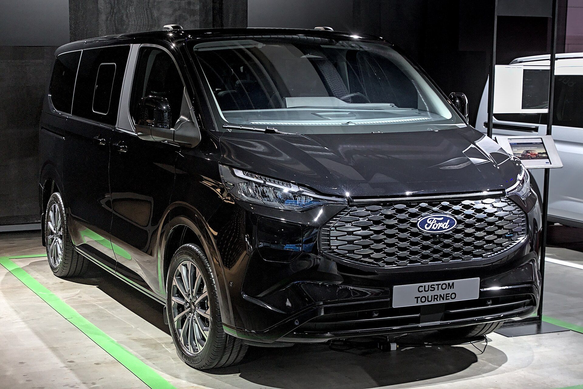 Ford E-Tourneo Custom, Auto Zürich 2023 fuarında yandan görünüm