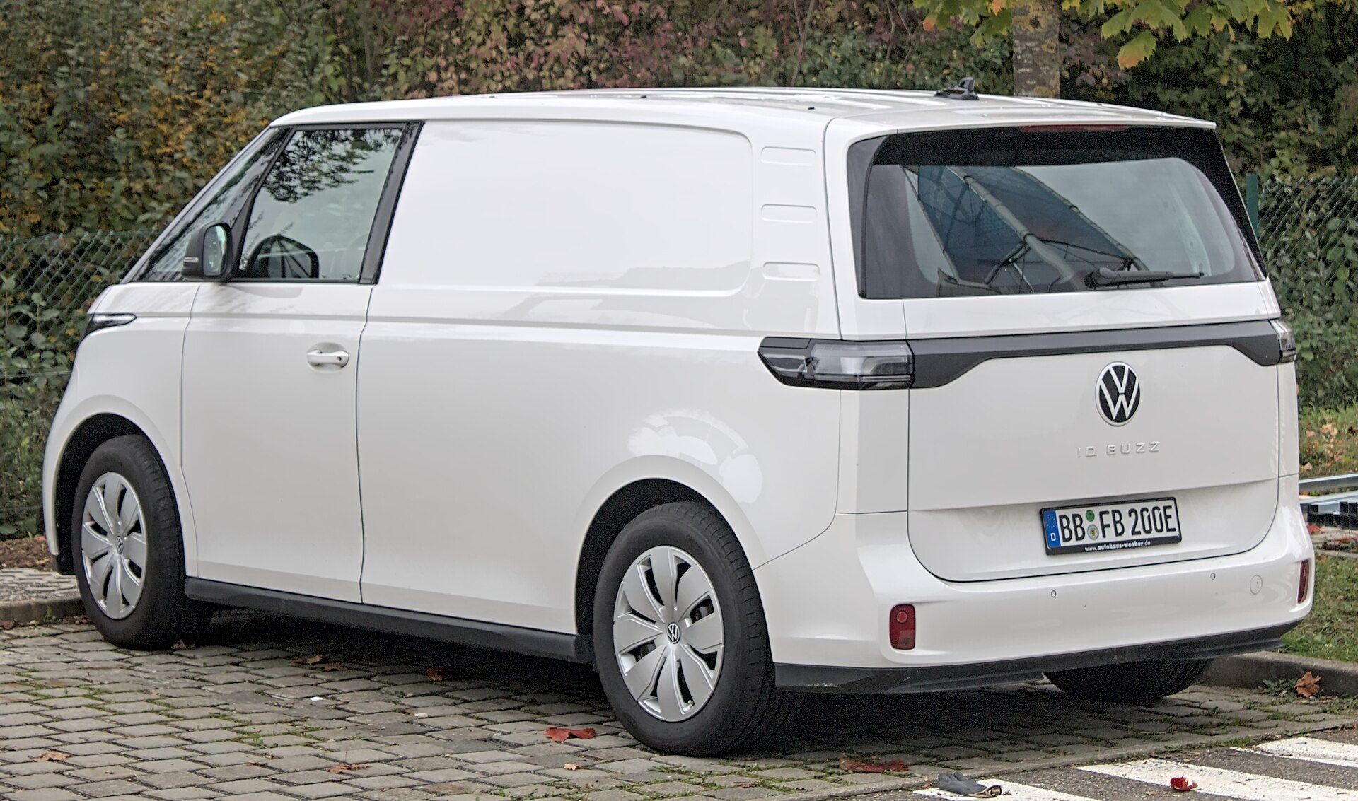 Volkswagen ID. Buzz Cargo arkadan üç çeyrek görünüm