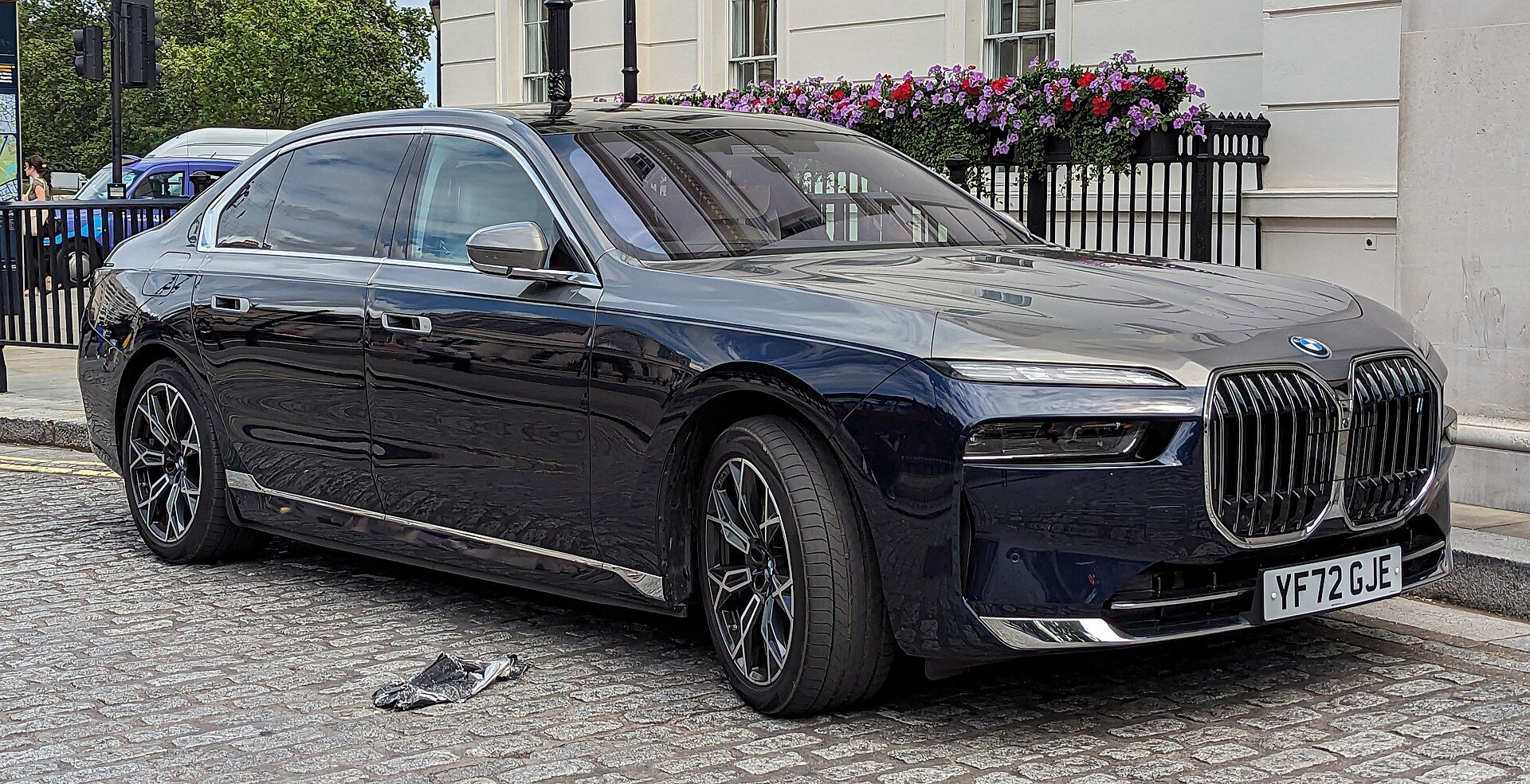 BMW i7 xDrive60 Excellence, ön çapraz görünüm