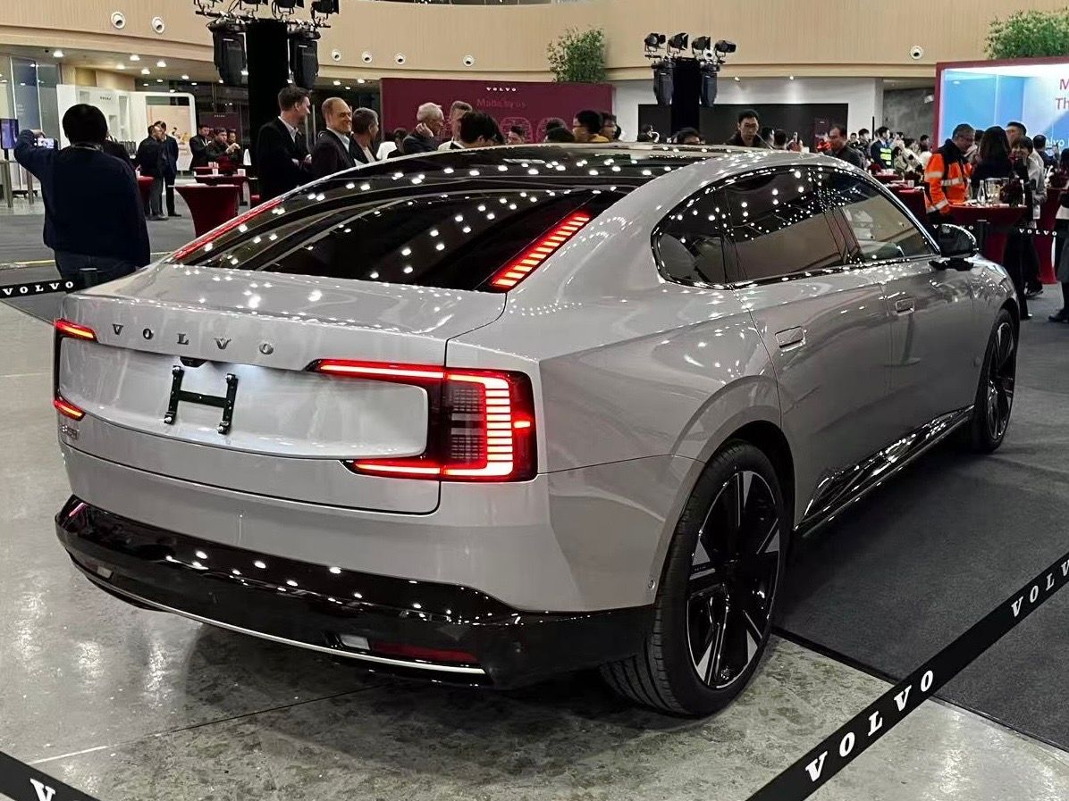 Volvo ES90 arkadan üç çeyrek görünüm