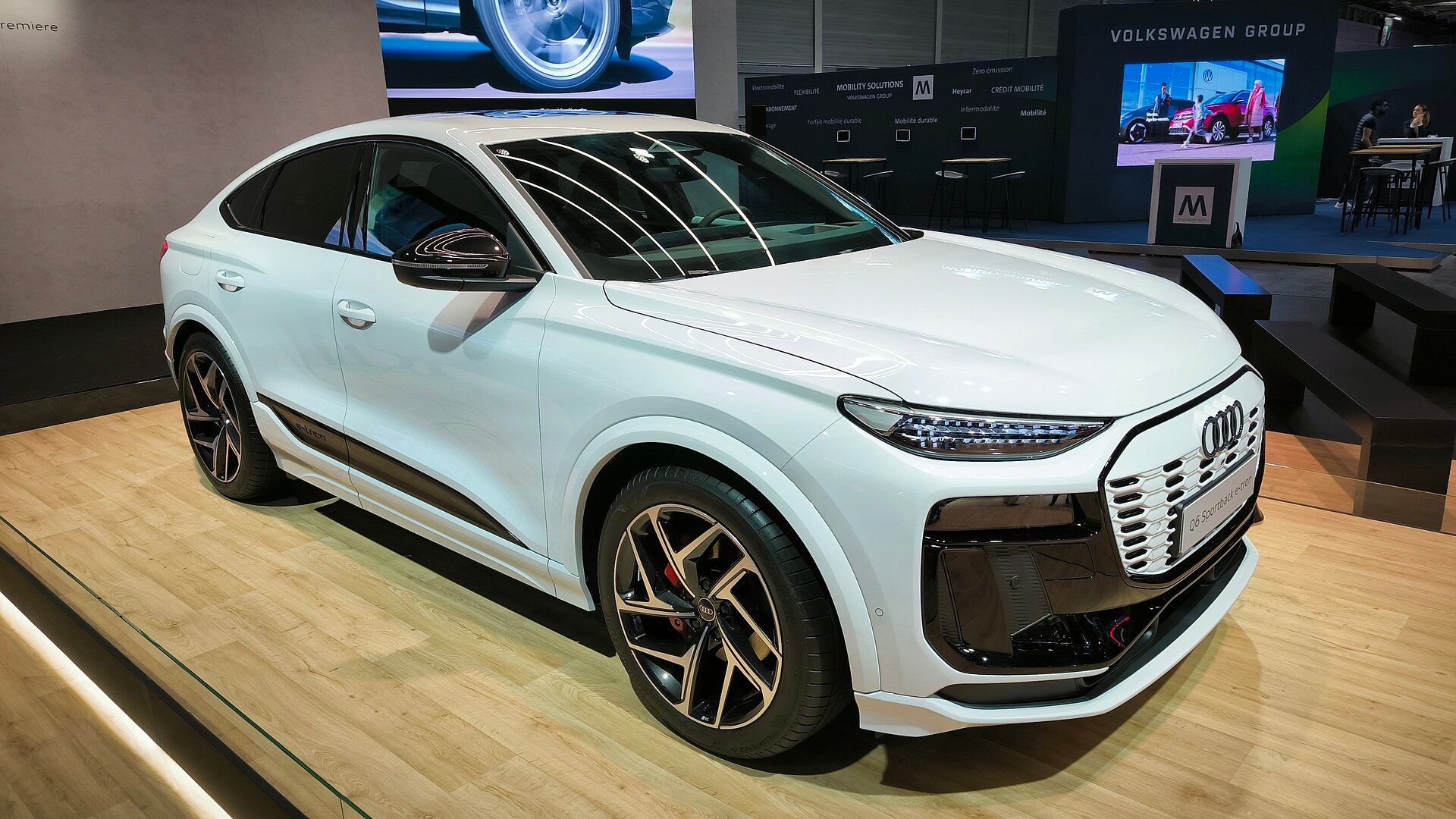 Audi Q6 e-tron Sportback, fuar standında ön çapraz görünüm