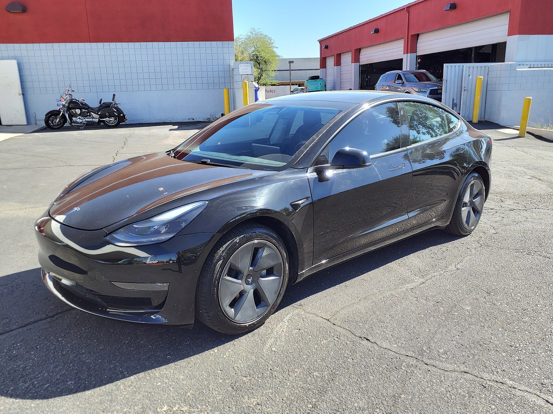 Siyah 2021 Tesla Model 3 Standard Range Plus, ön çapraz görünüm