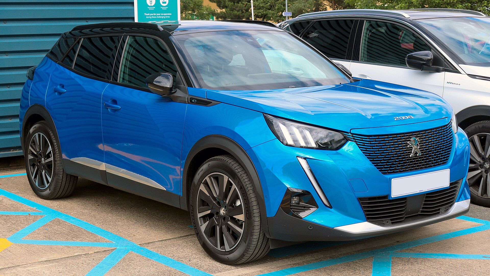Mavi 2020 Peugeot e-2008 GT Line, ön çapraz görünüm