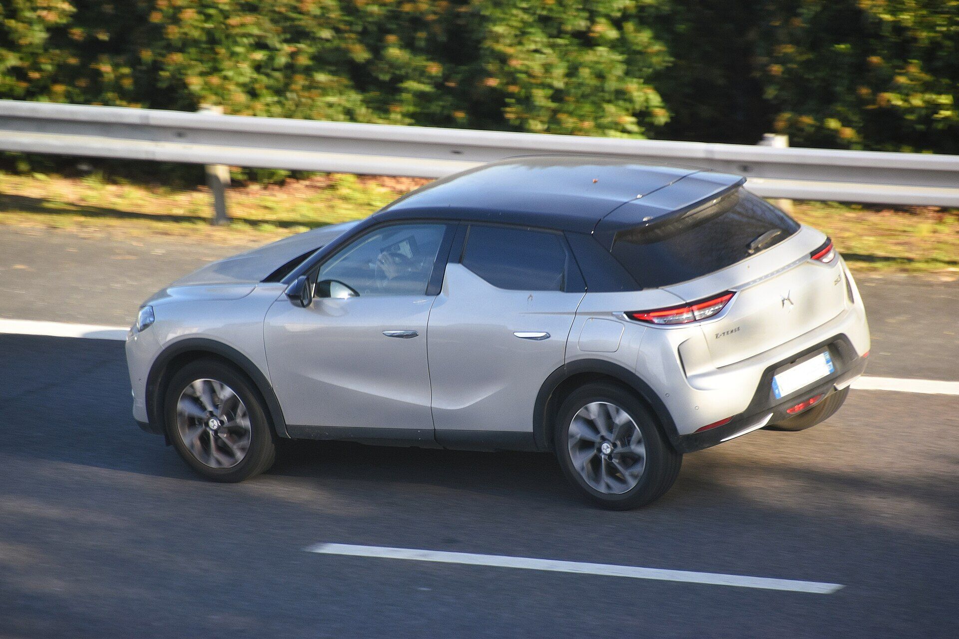 DS 3 (2023 makyajlı nesil), yandan/arka çapraz görünüm, otoyolda