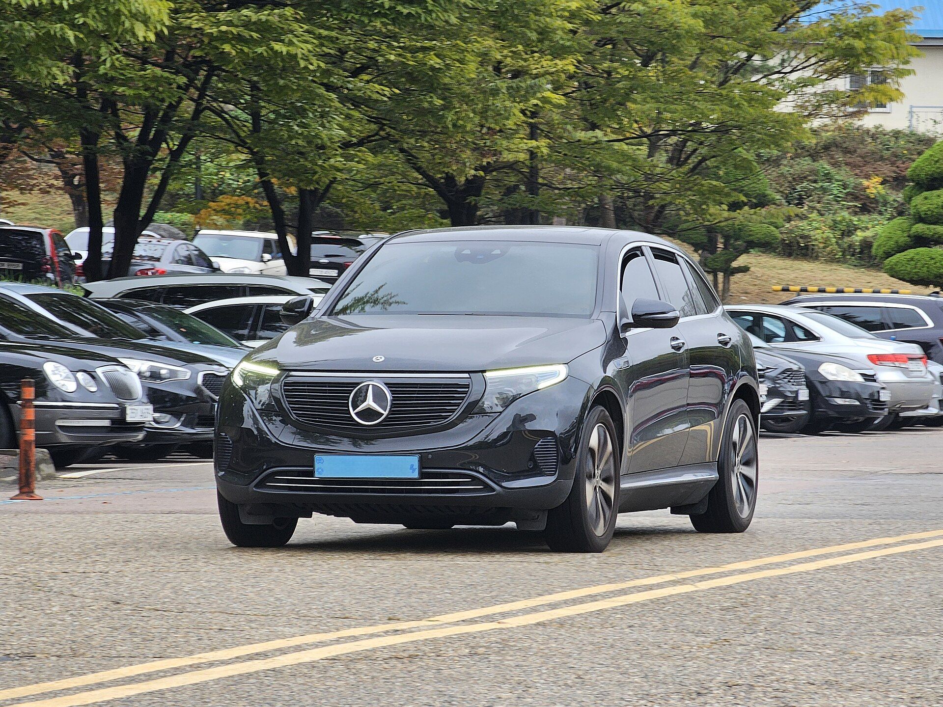 Siyah Mercedes-Benz EQC 400 4MATIC, önden görünüm
