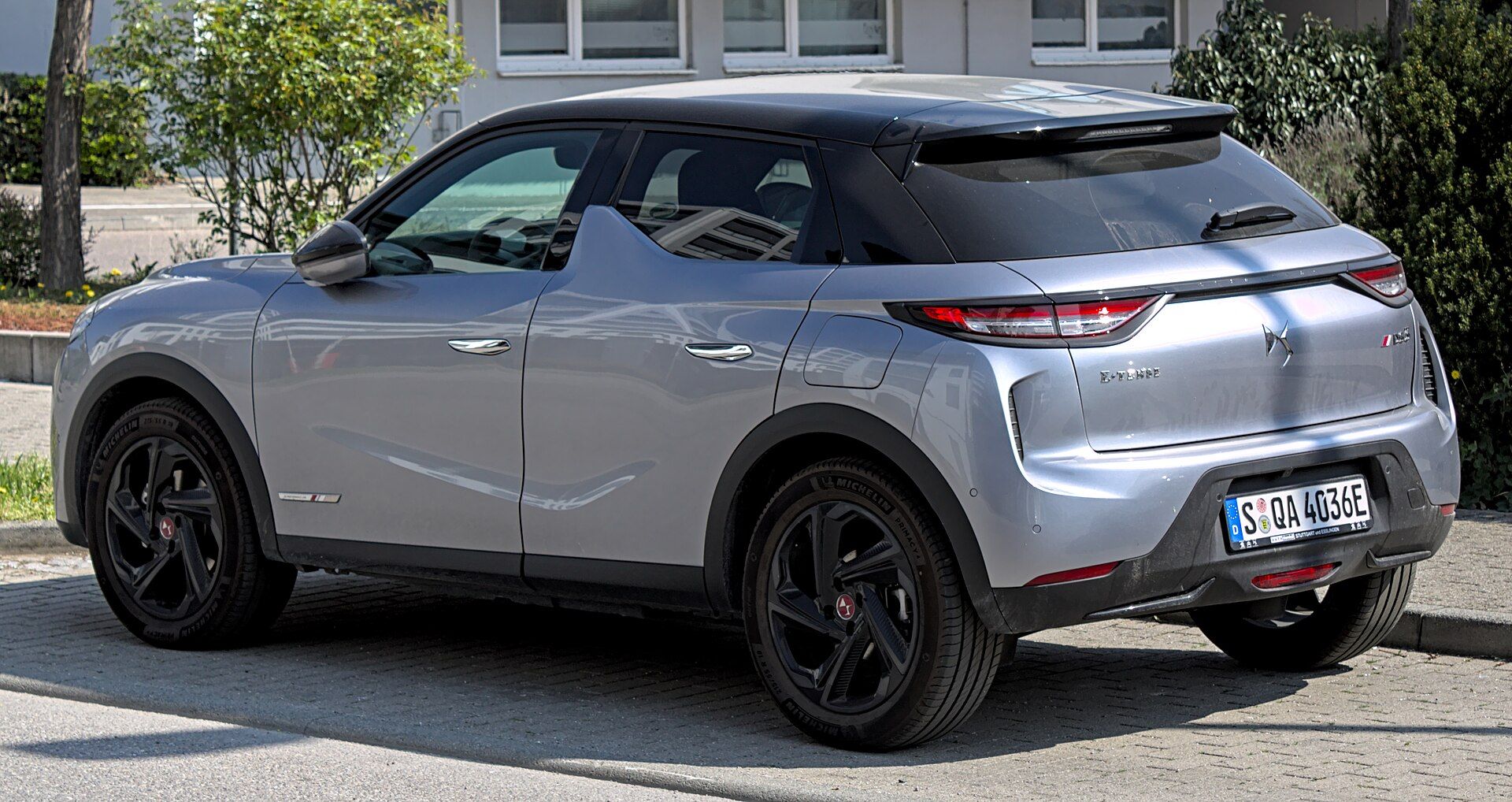 DS 3 (2023 makyajlı nesil), arka çapraz görünüm, 'E-TENSE' yazısı görünüyor
