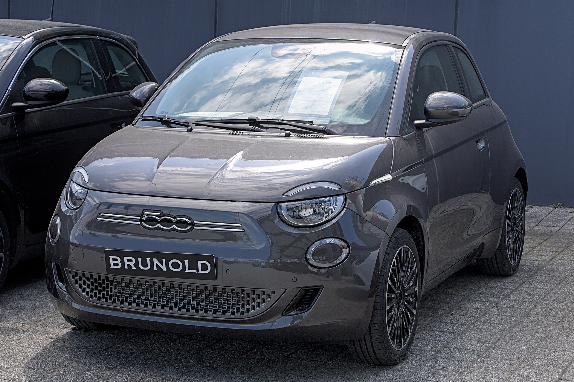 Gri Fiat 500e hatchback, ön üç çeyrek görünüm (Stuttgart)