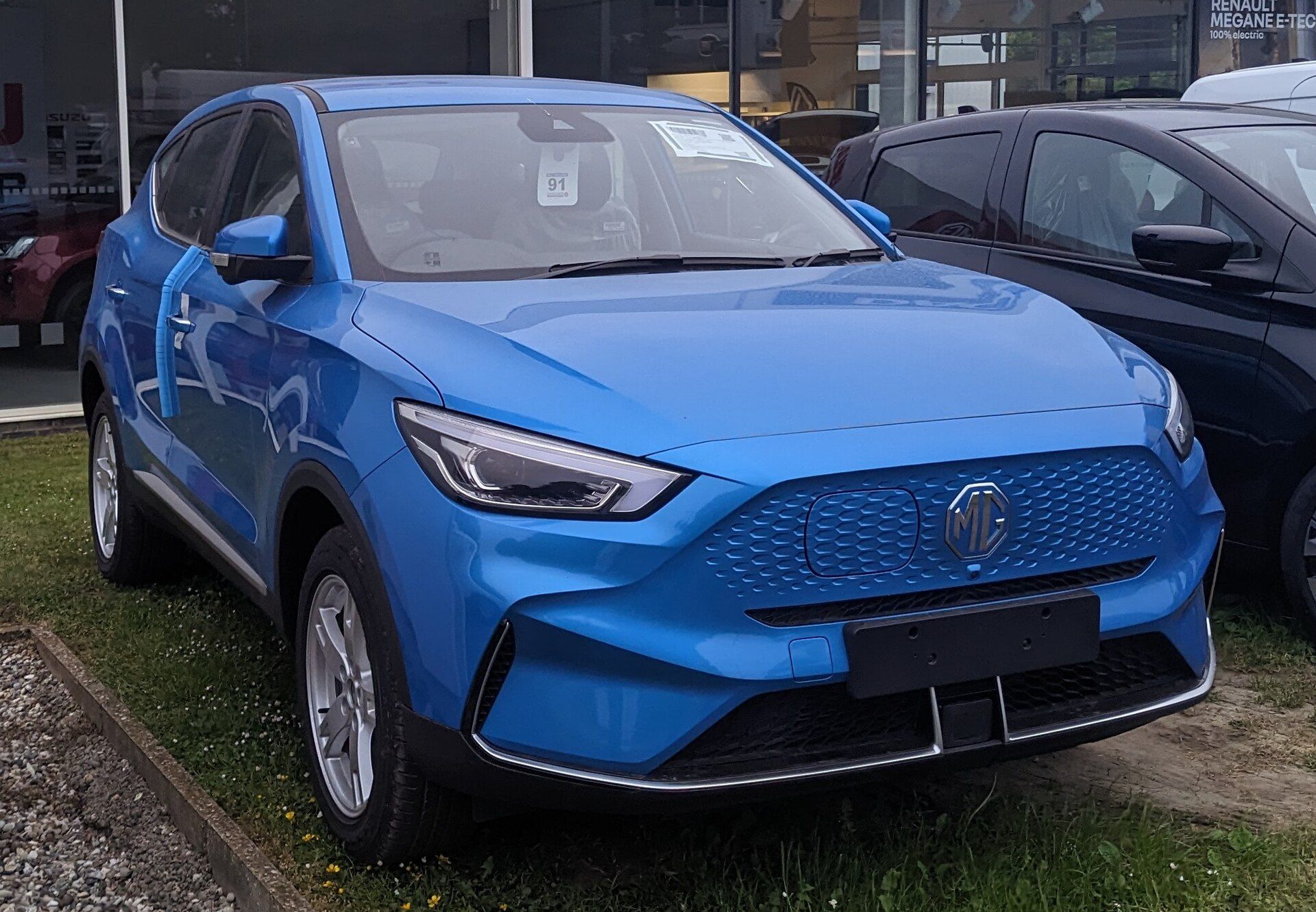 Makyajlı MG ZS EV (mavi) önden görünüm