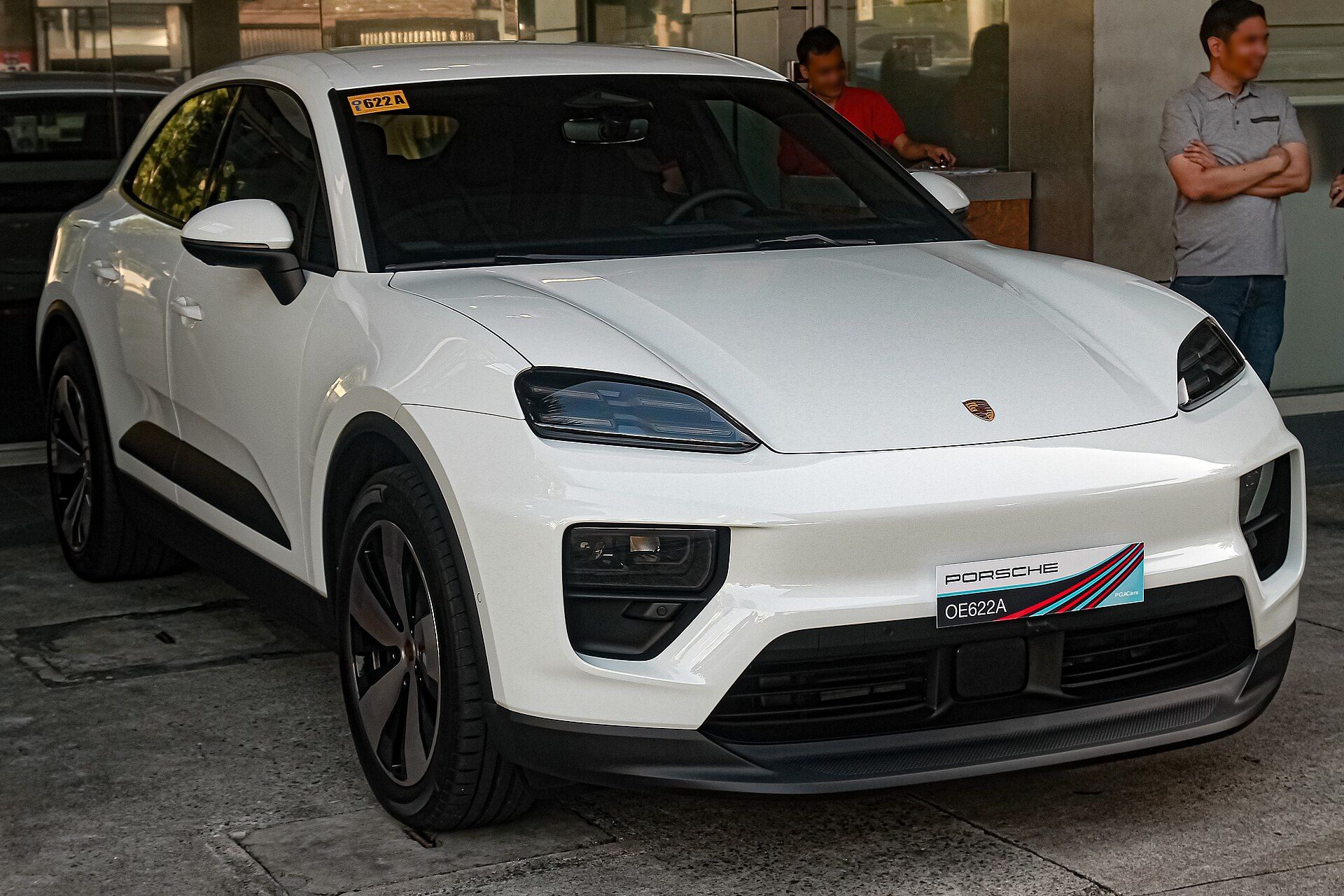 Porsche Macan Electric, beyaz renk, dış mekân görünümü