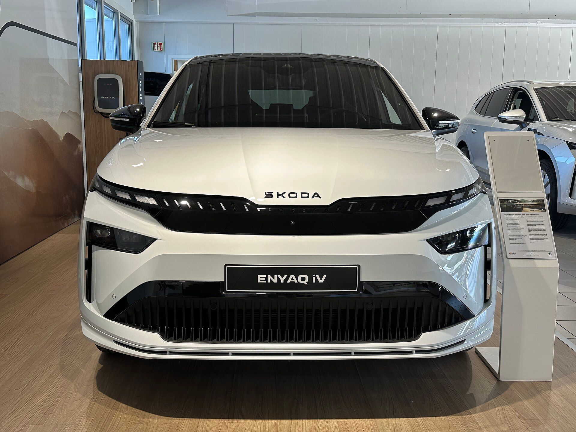 Škoda Enyaq Coupé (2025 facelift) beyaz, showroom'da önden görünüm