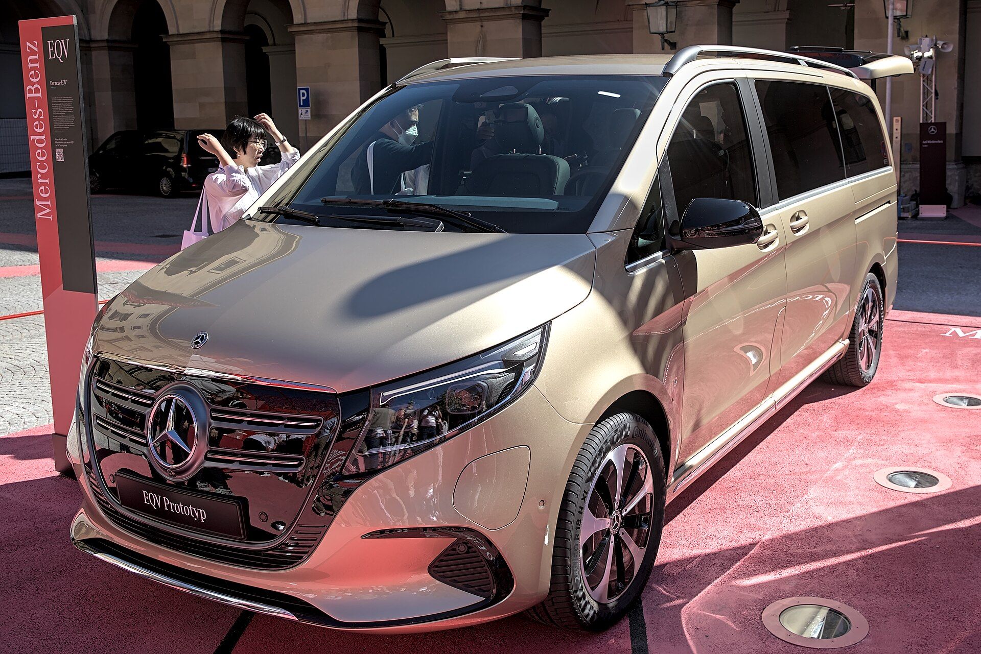 Makyajlı Mercedes-Benz EQV, IAA 2023 fuar standı