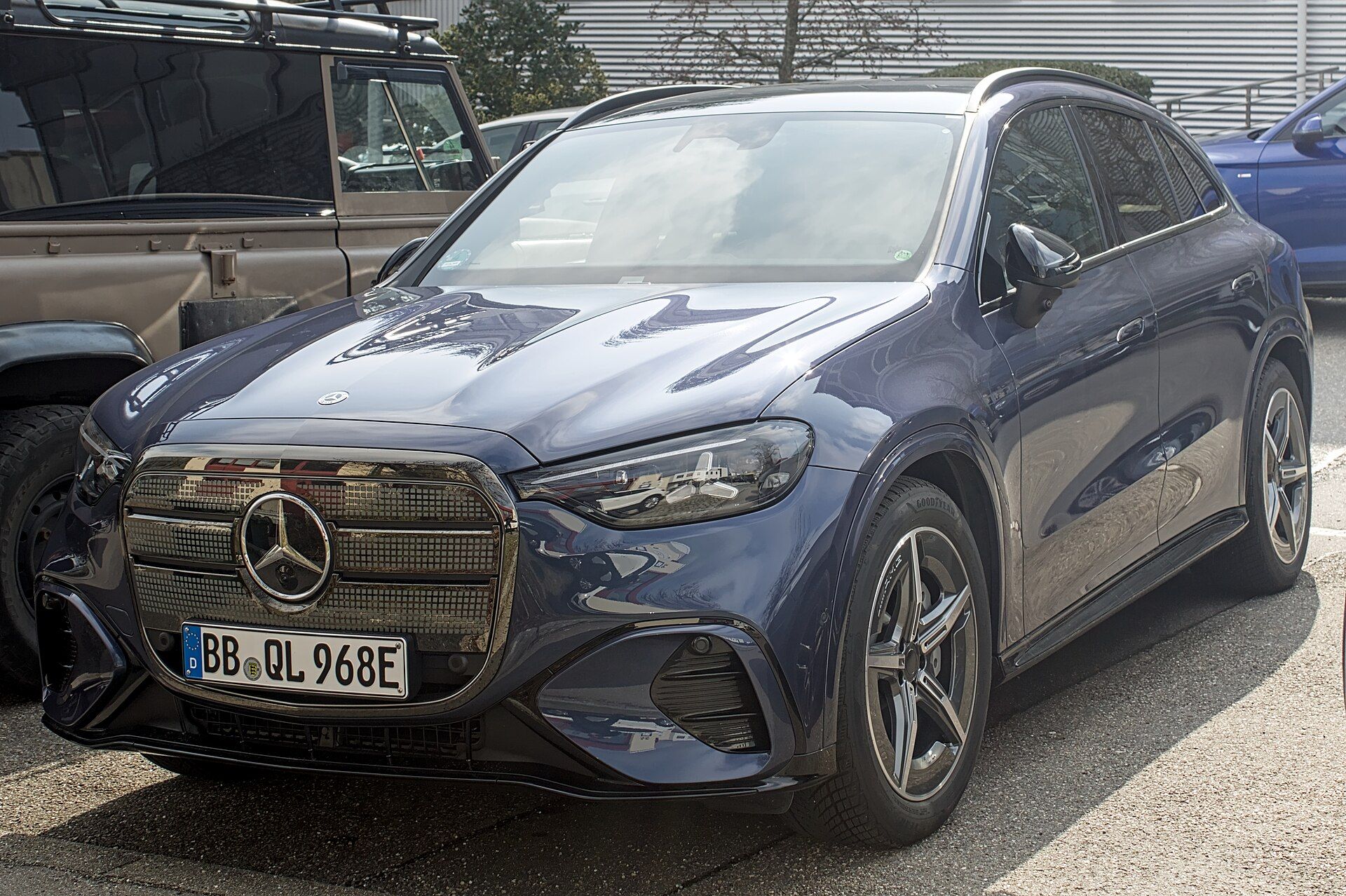 Lacivert elektrikli Mercedes-Benz GLC, ön çapraz görünüm