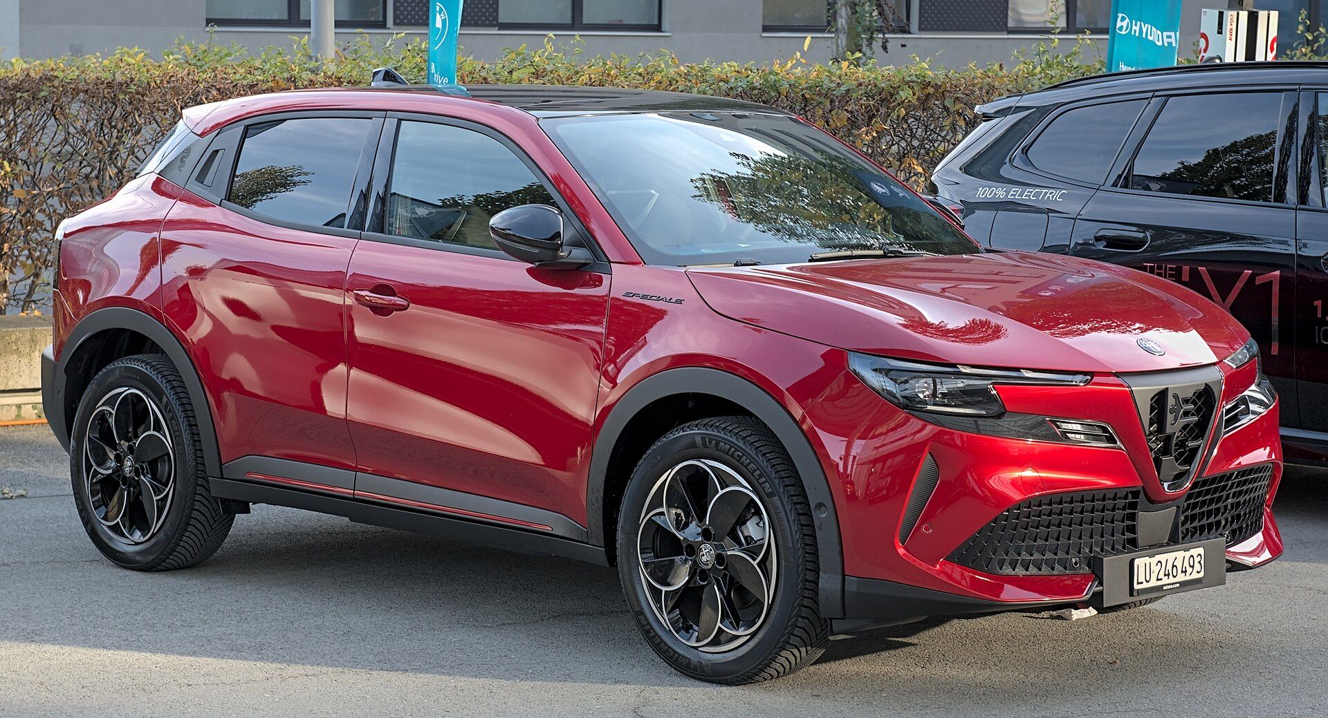 Alfa Romeo Junior Elettrica Speciale, Auto Zürich 2024 fuarında ön çapraz görünüm