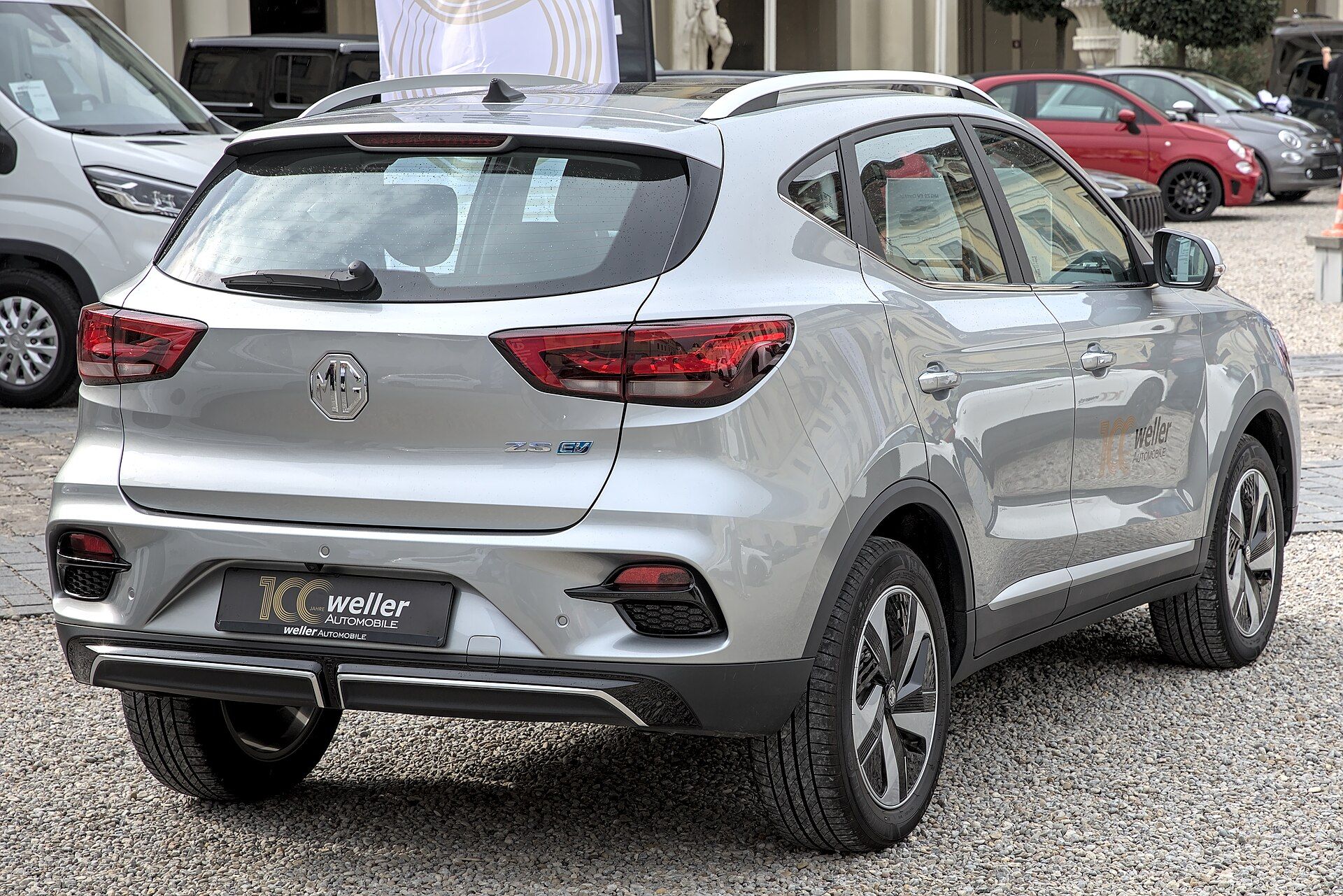 Makyajlı MG ZS EV arkadan görünüm, fuar alanı