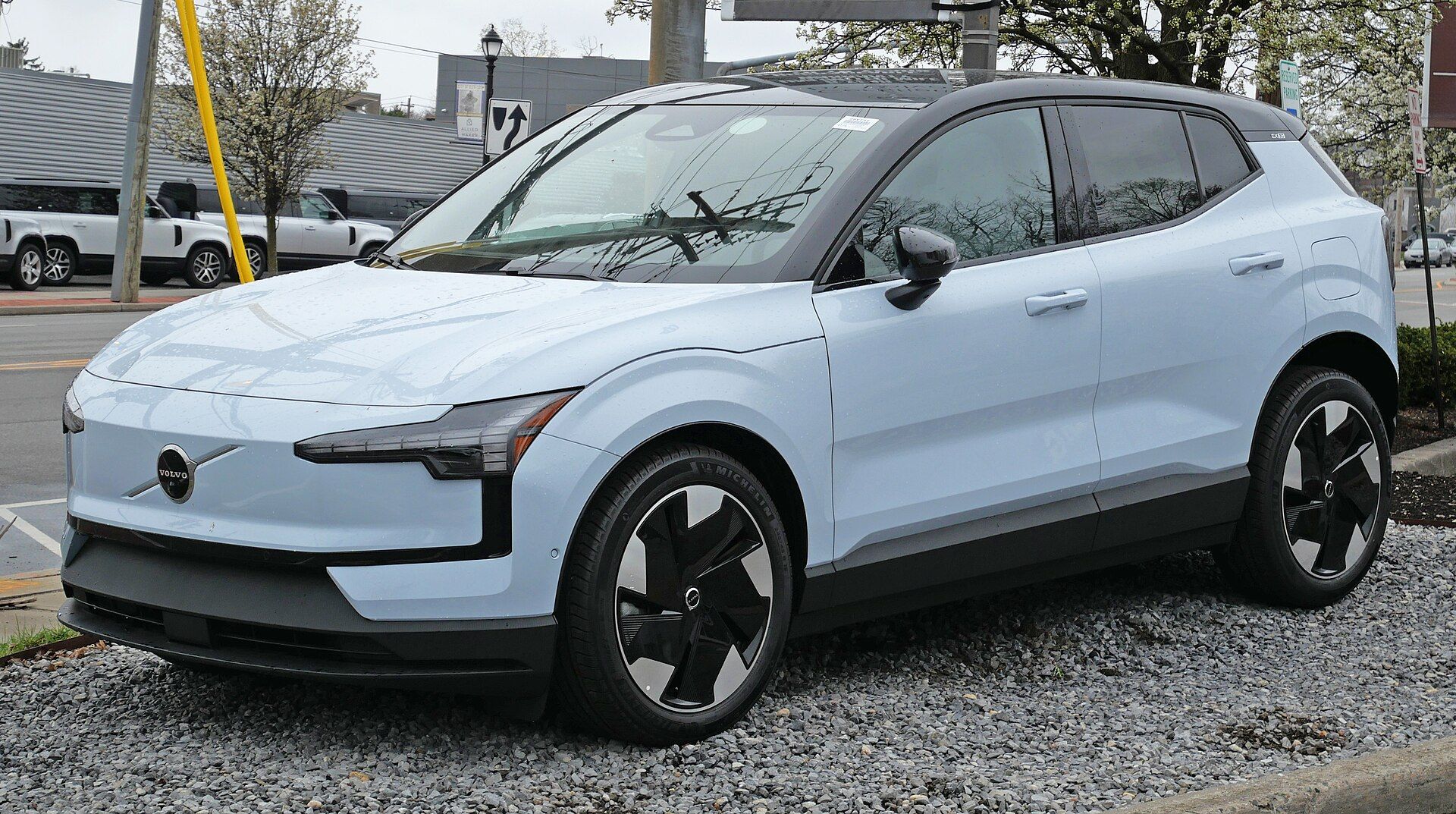 Volvo EX30 yandan-önden görünüm