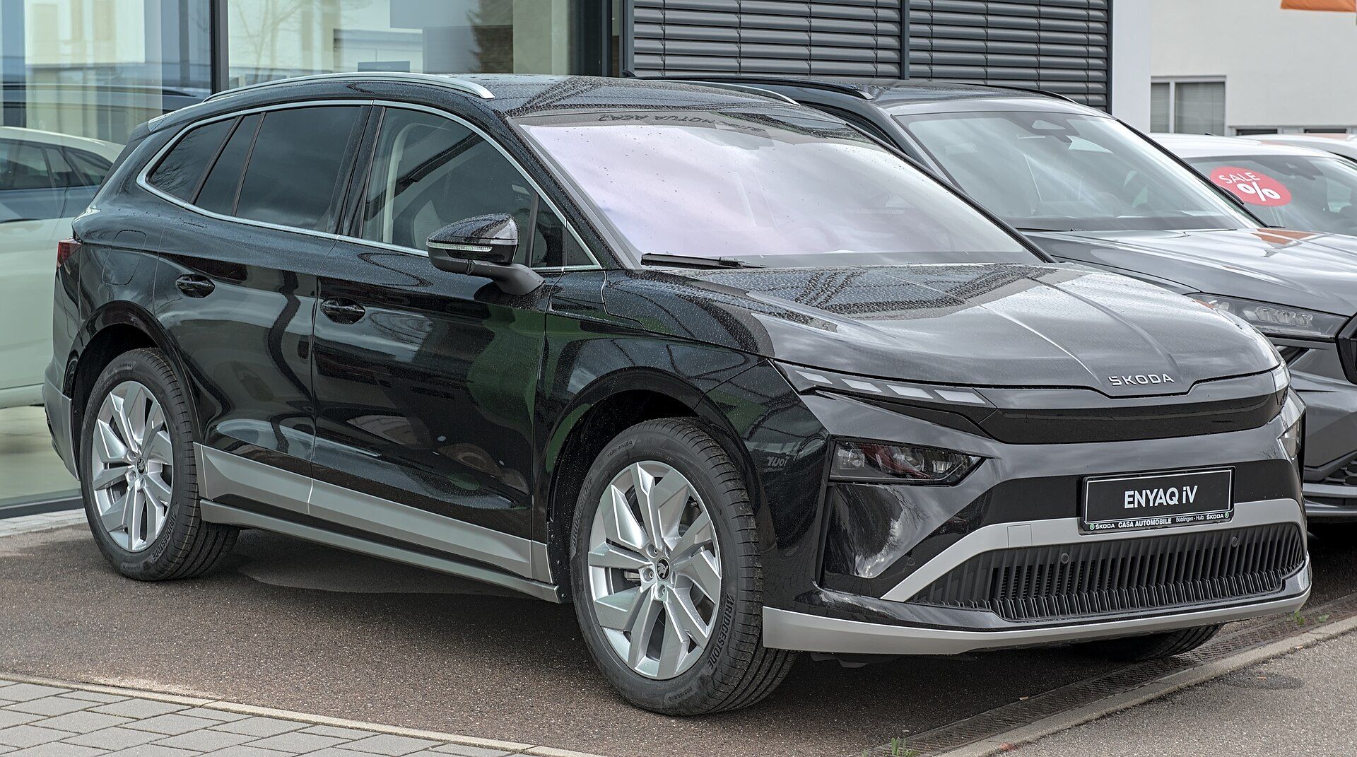 Škoda Enyaq (2025 facelift) siyah, önden üç çeyrek görünüm