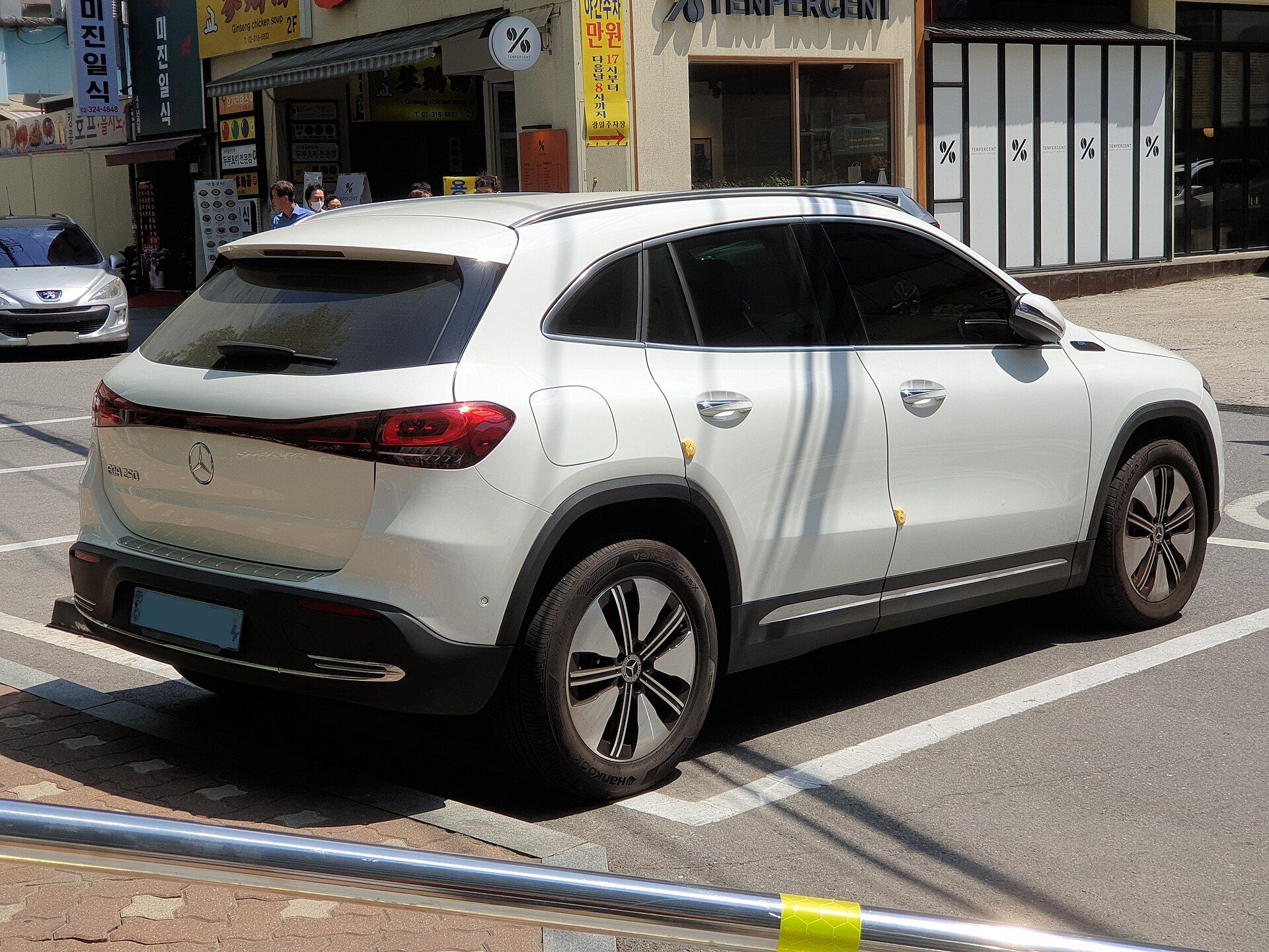 Beyaz Mercedes-Benz EQA, arkadan görünüm