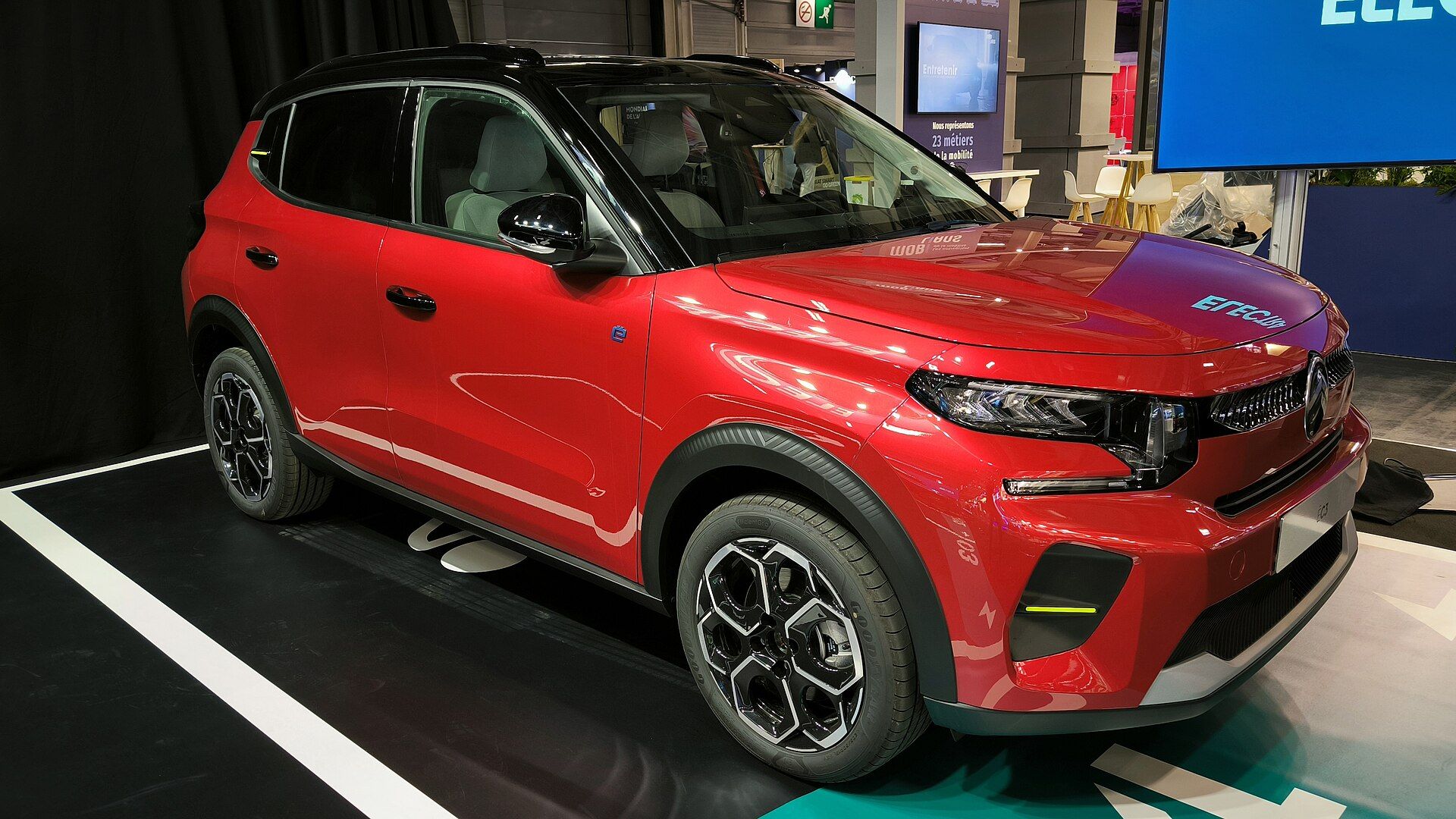 Kırmızı Citroën ë-C3, ön sağ çapraz görünüm (Paris Otomobil Fuarı 2024)