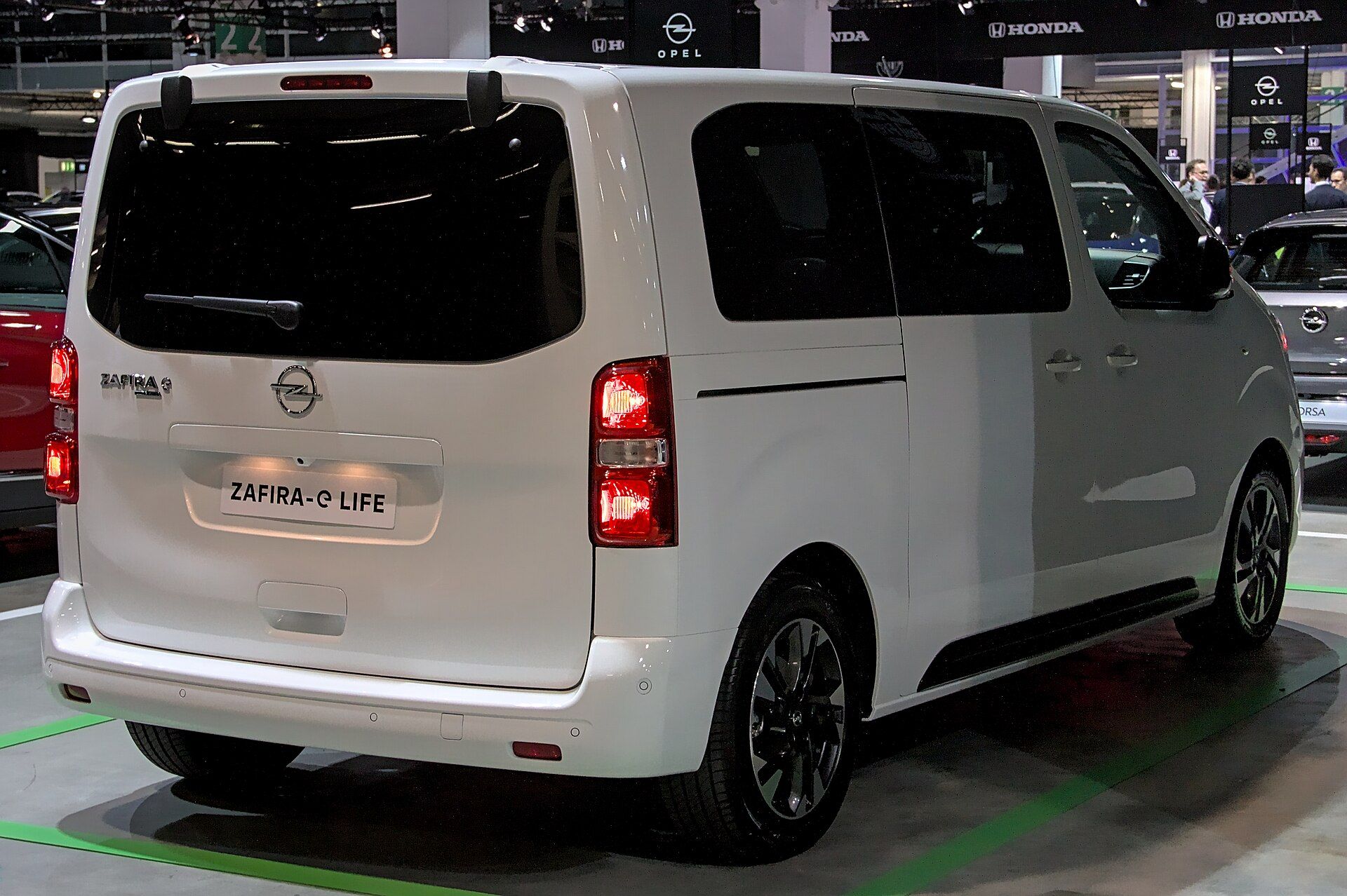 Opel Zafira-e Life, Auto Zürich 2021 fuarında yan/arka çapraz görünüm
