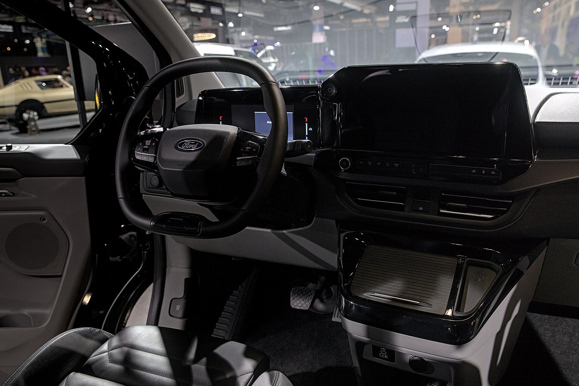 Ford E-Tourneo Custom, Auto Zürich 2023 fuarında ön çapraz görünüm
