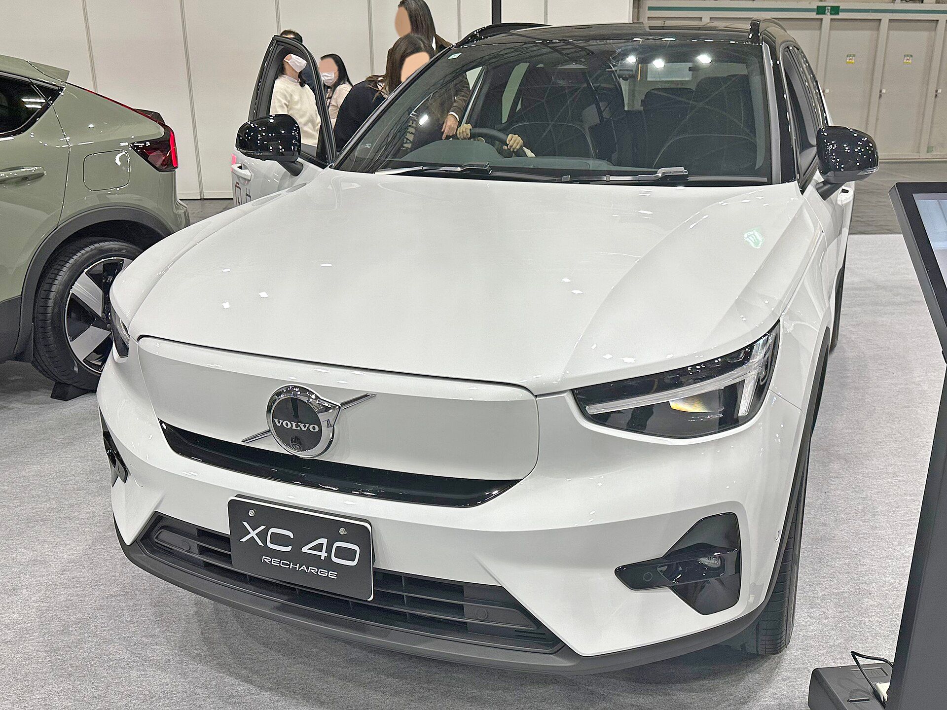 Volvo EX40 (XC40 Recharge facelift) önden üç çeyrek görünüm