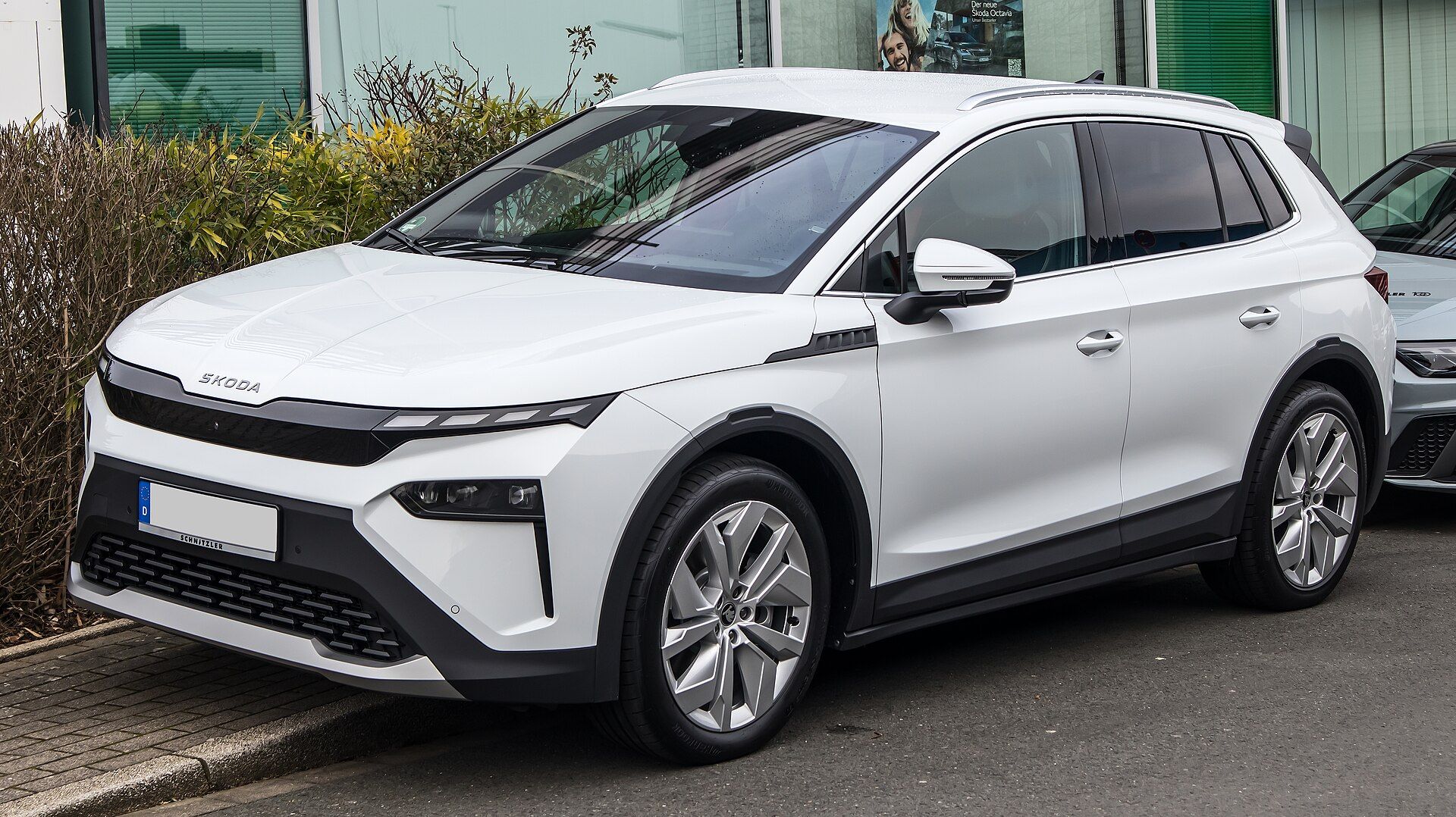 Škoda Elroq beyaz, önden üç çeyrek görünüm