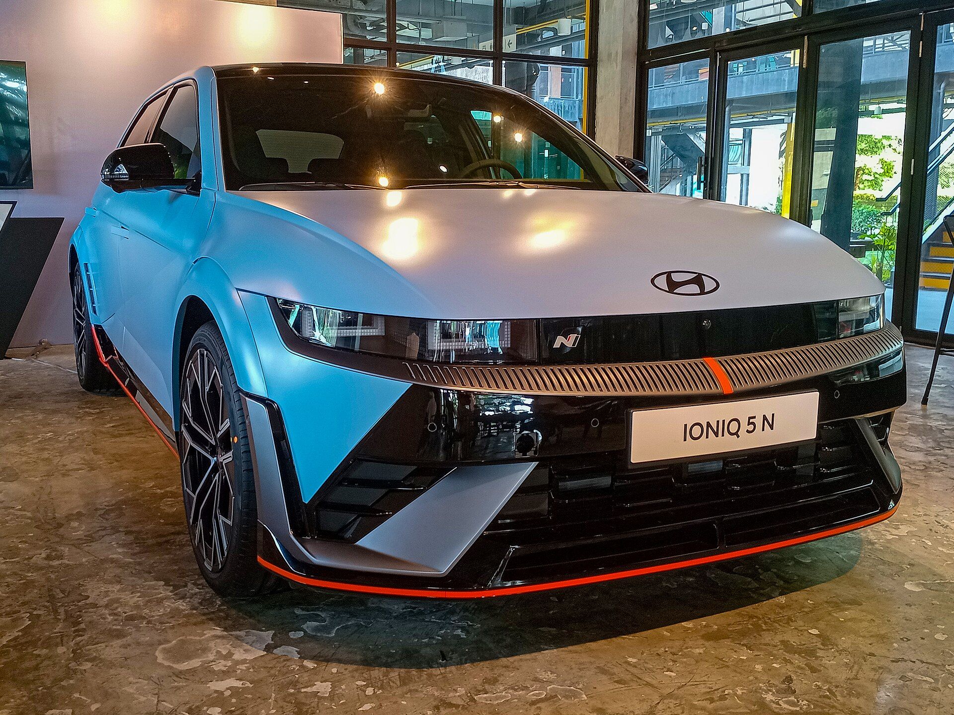 Performance Blue renkli Hyundai IONIQ 5 N, ön üç çeyrek görünüm