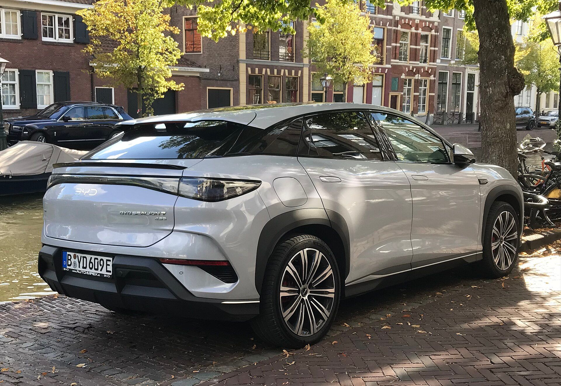 Gri BYD Sealion 7, arka çapraz görünüm (Leiden)