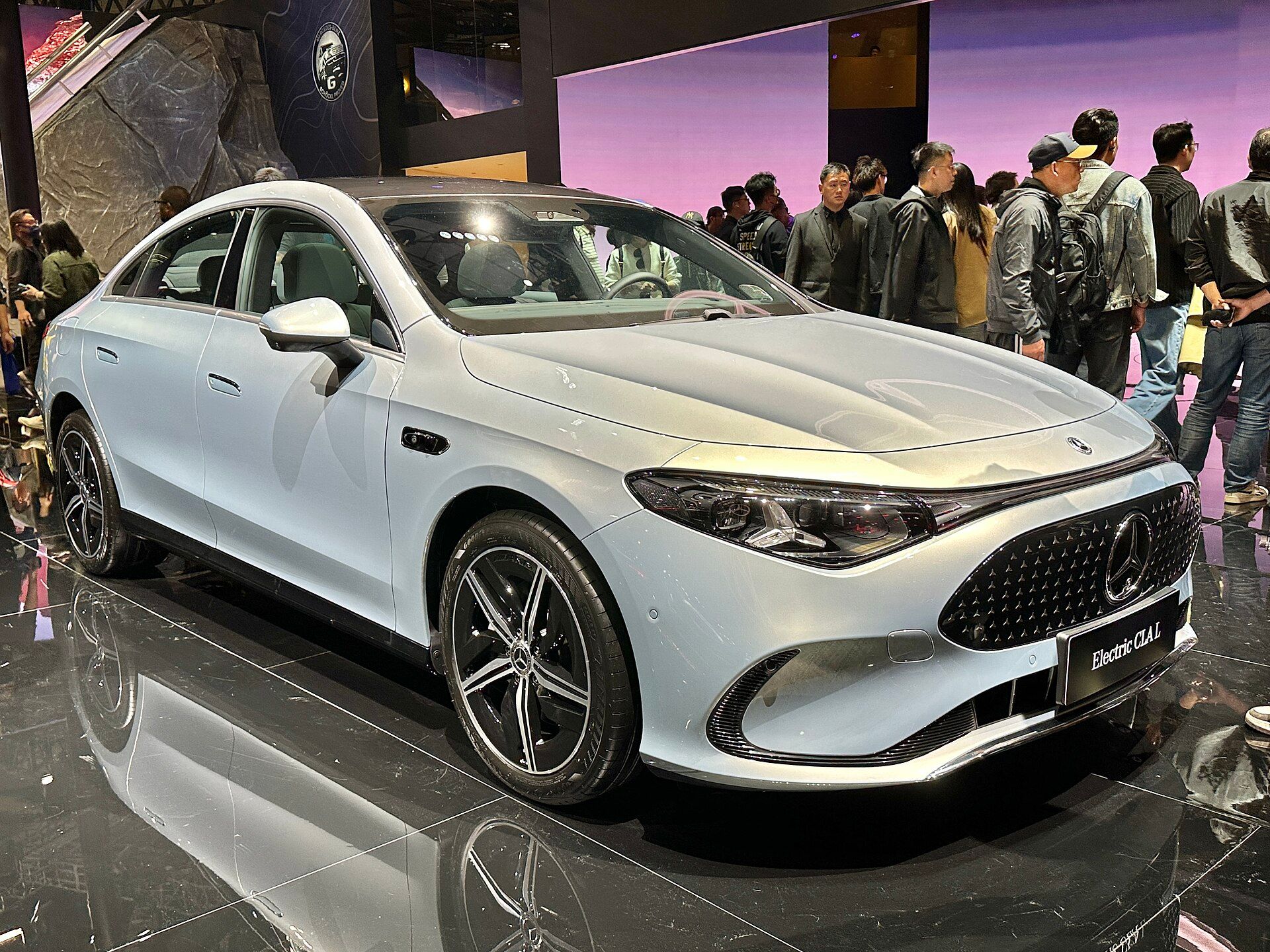 Elektrikli Mercedes-Benz CLA, fuar standında ön çapraz görünüm