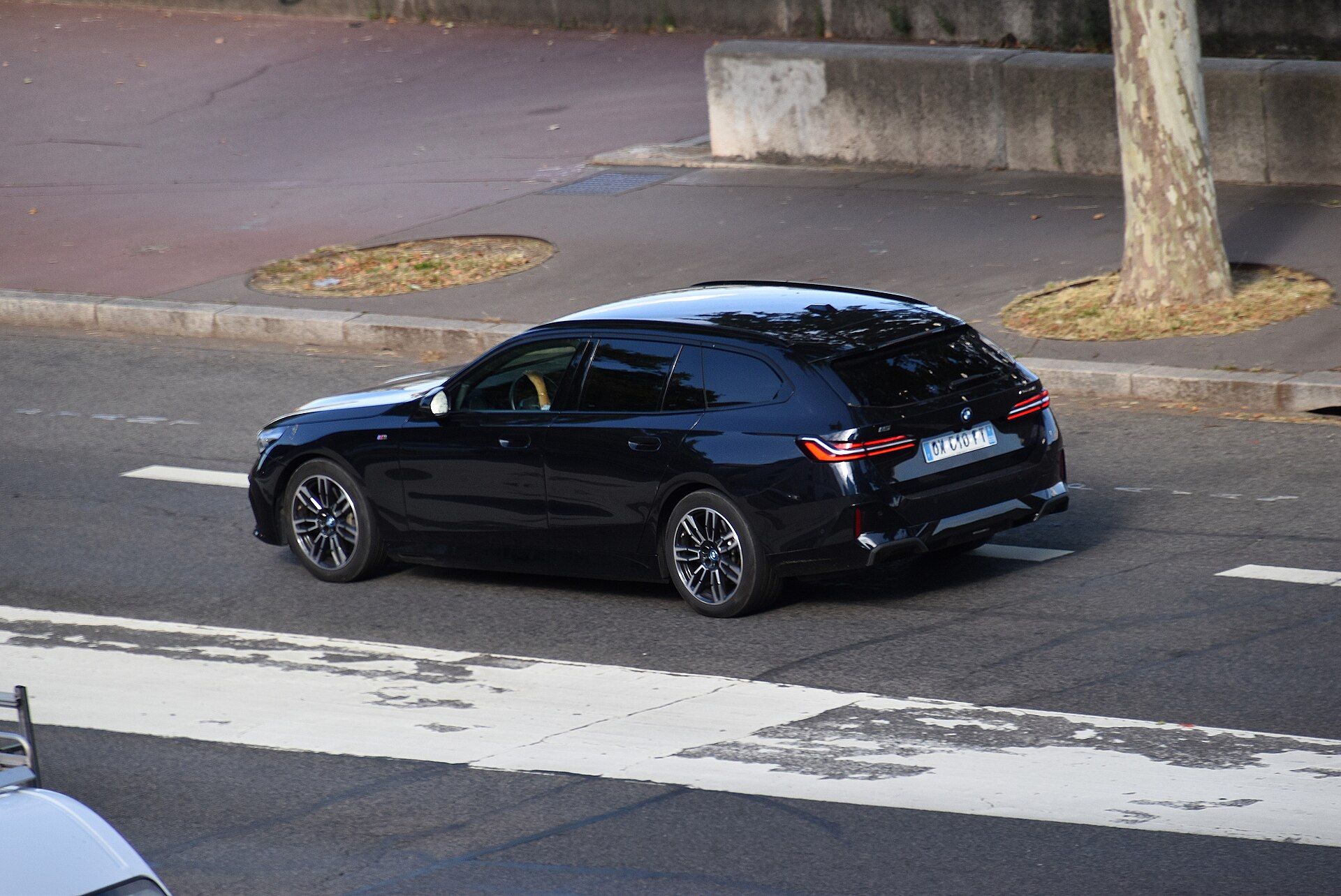 BMW i5 eDrive40 Touring, ön çapraz görünüm