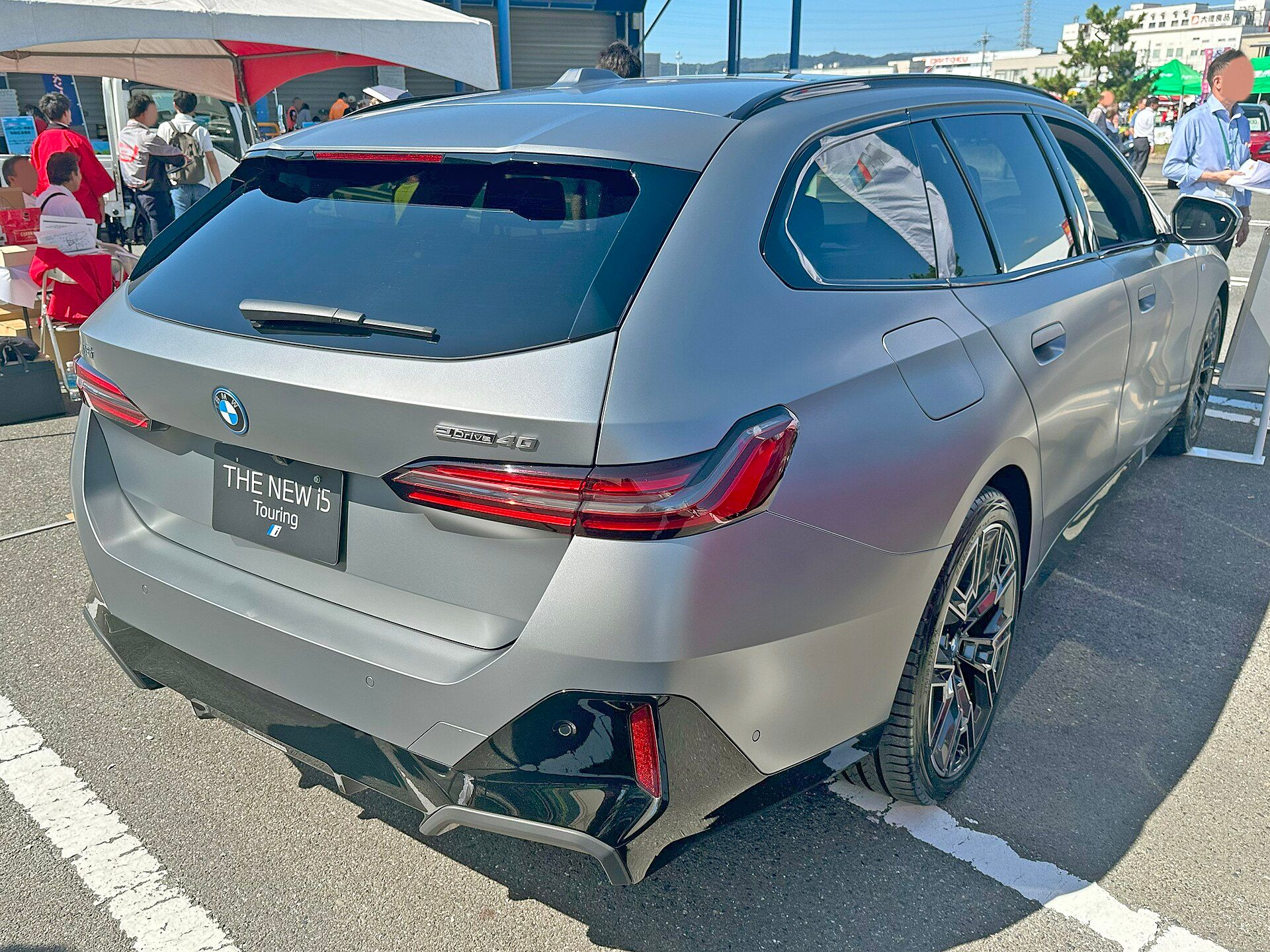 BMW i5 eDrive40 Touring, arkadan görünüm