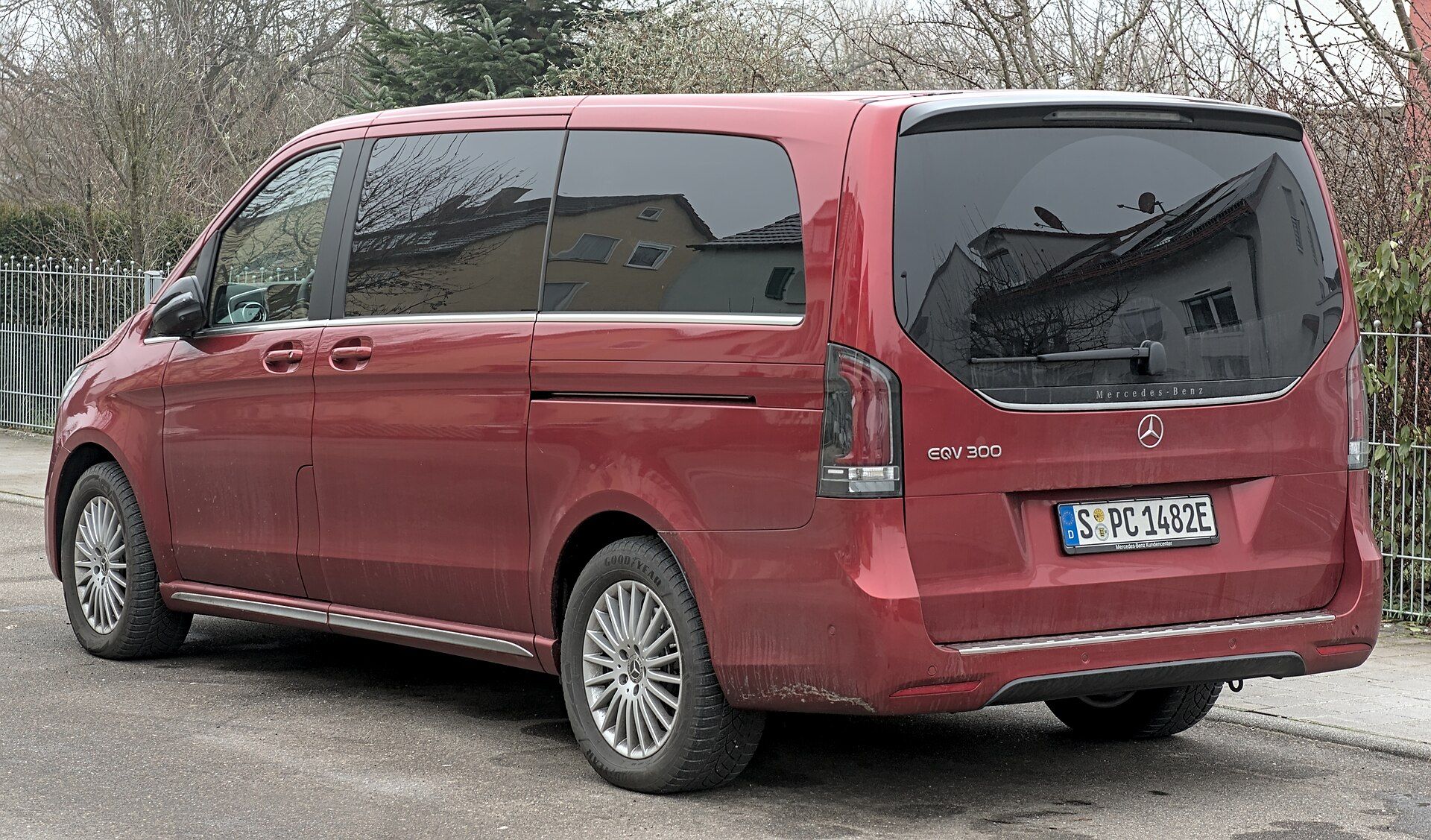 Kırmızı Mercedes-Benz EQV, arka çapraz görünüm