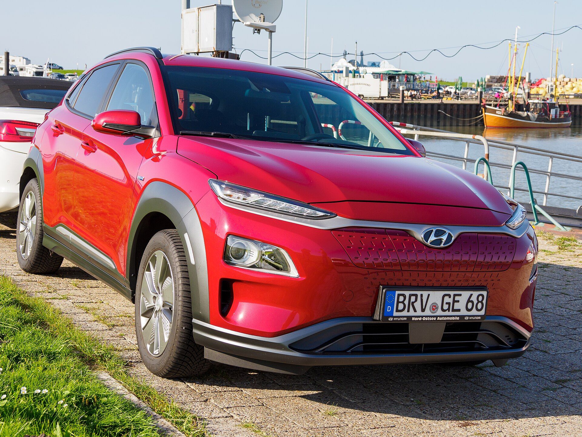 Kırmızı birinci nesil Hyundai KONA Elektrik, ön üç çeyrek görünüm