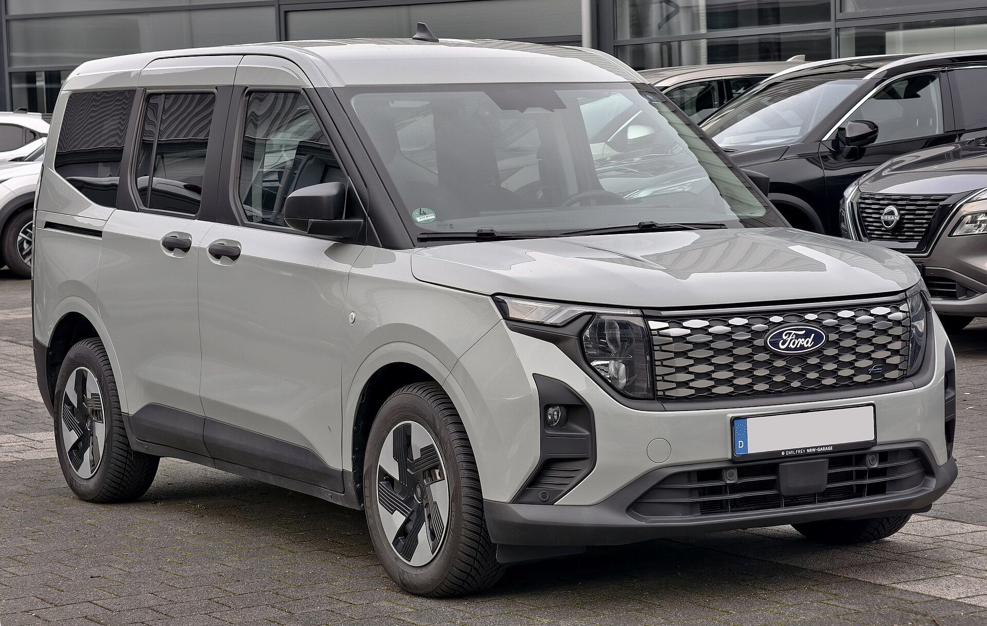 Ford E-Tourneo Courier, ön çapraz görünüm