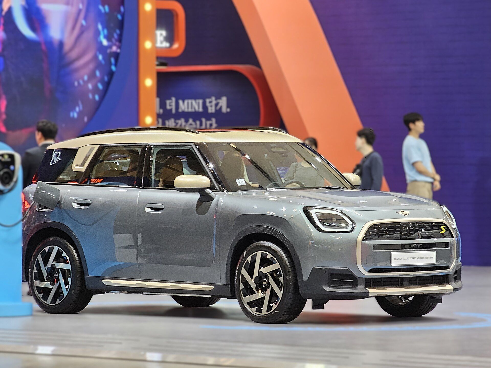 Smokey Green MINI Countryman SE ALL4 Favoured (U25), fuar standında yandan görünüm