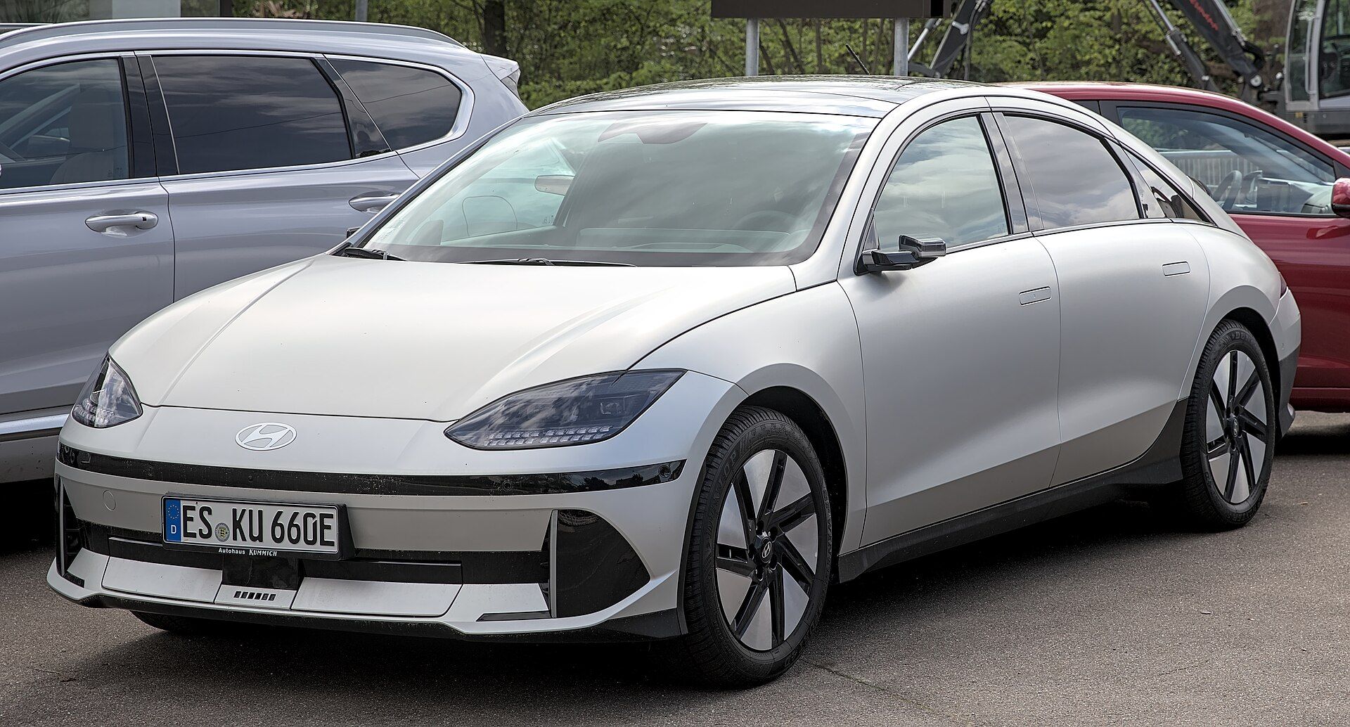 Gümüş ilk seri Hyundai IONIQ 6, ön üç çeyrek görünüm