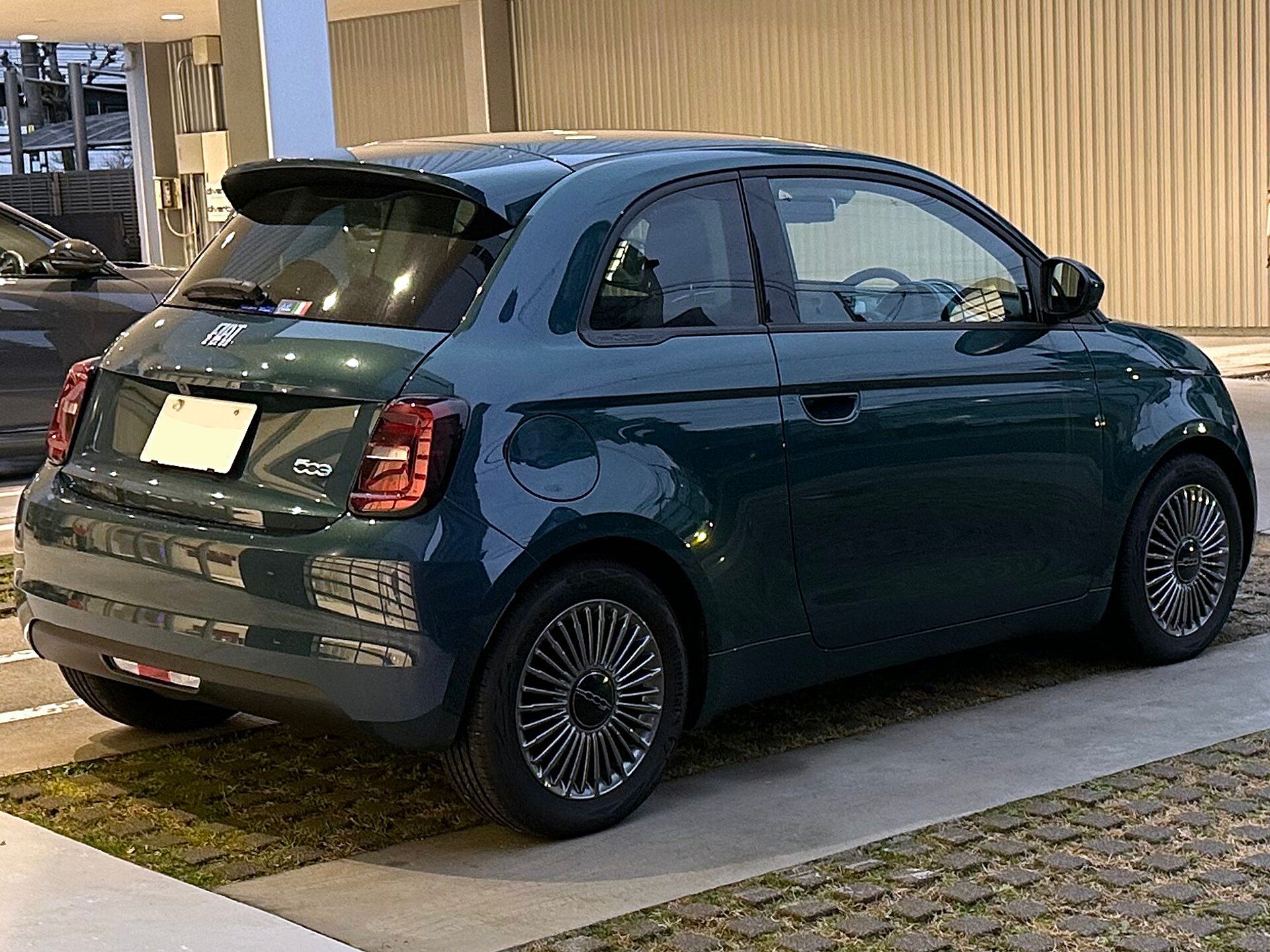 Koyu yeşil Fiat 500e, arka görünüm