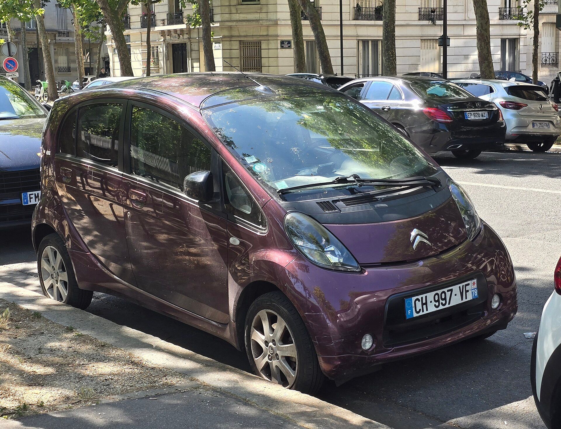 Mor Citroën C-Zero, ön çapraz görünüm (Paris sokağında)