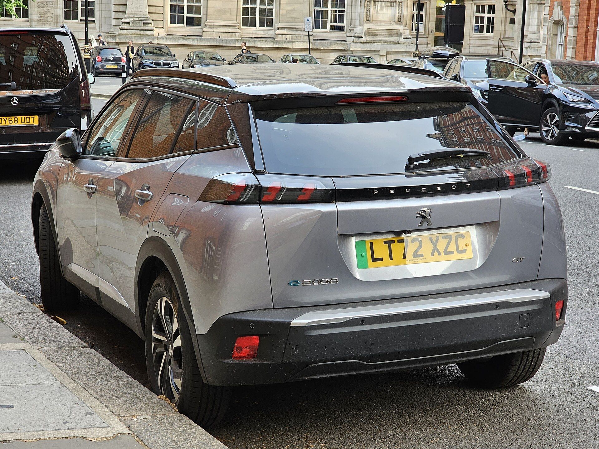 Cumulus Gri Peugeot e-2008 GT (2019–2023 kasa), arka çapraz görünüm