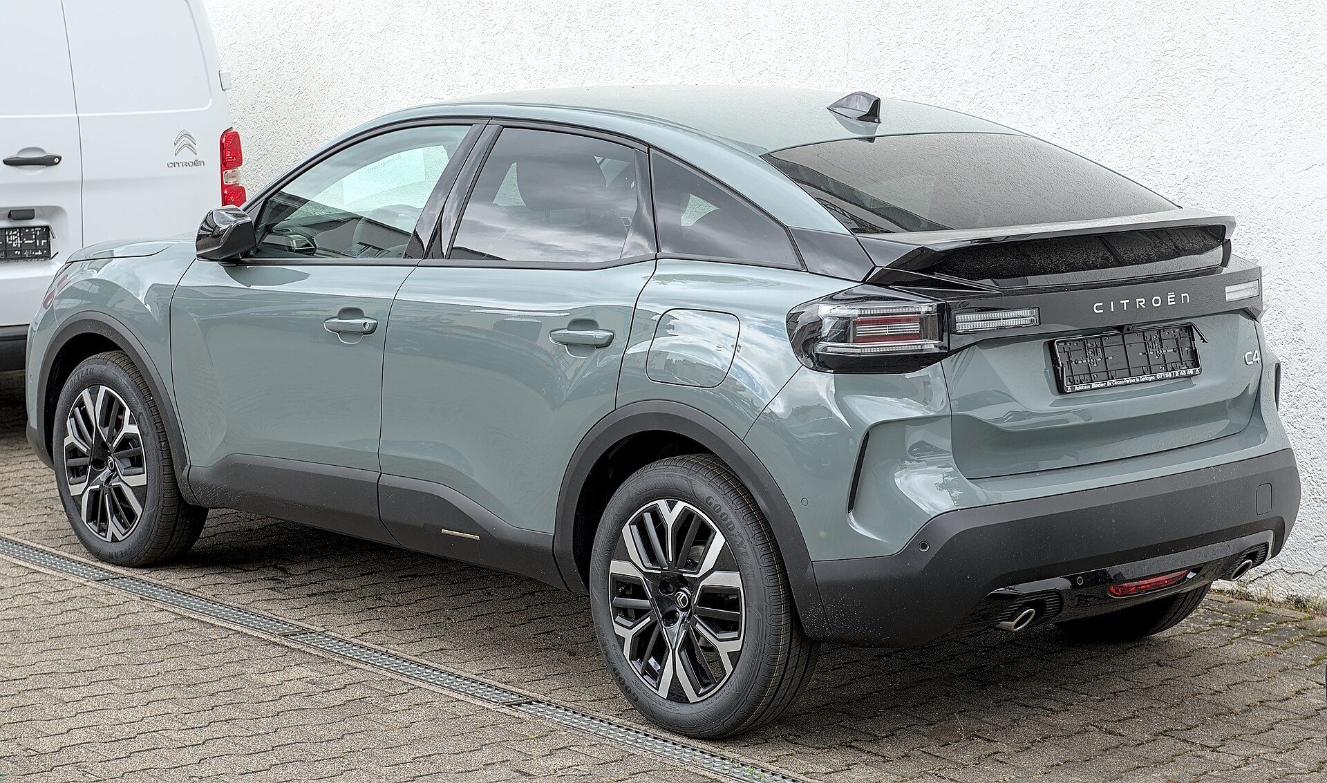 Gri makyajlı Citroën C4 (2025), arka sol çapraz görünüm