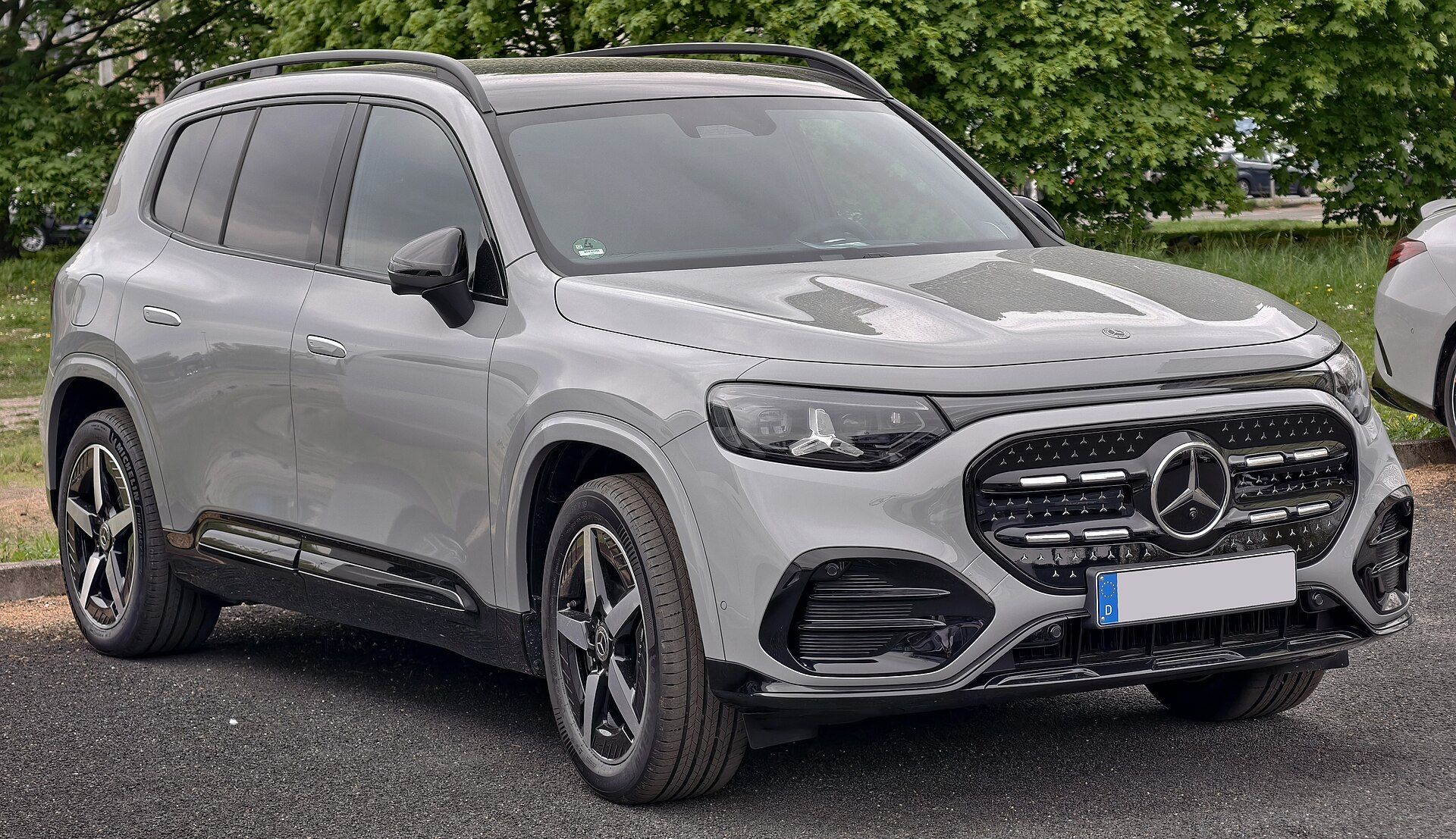 Elektrikli Mercedes-Benz GLB 250+ AMG Line, ön çapraz görünüm