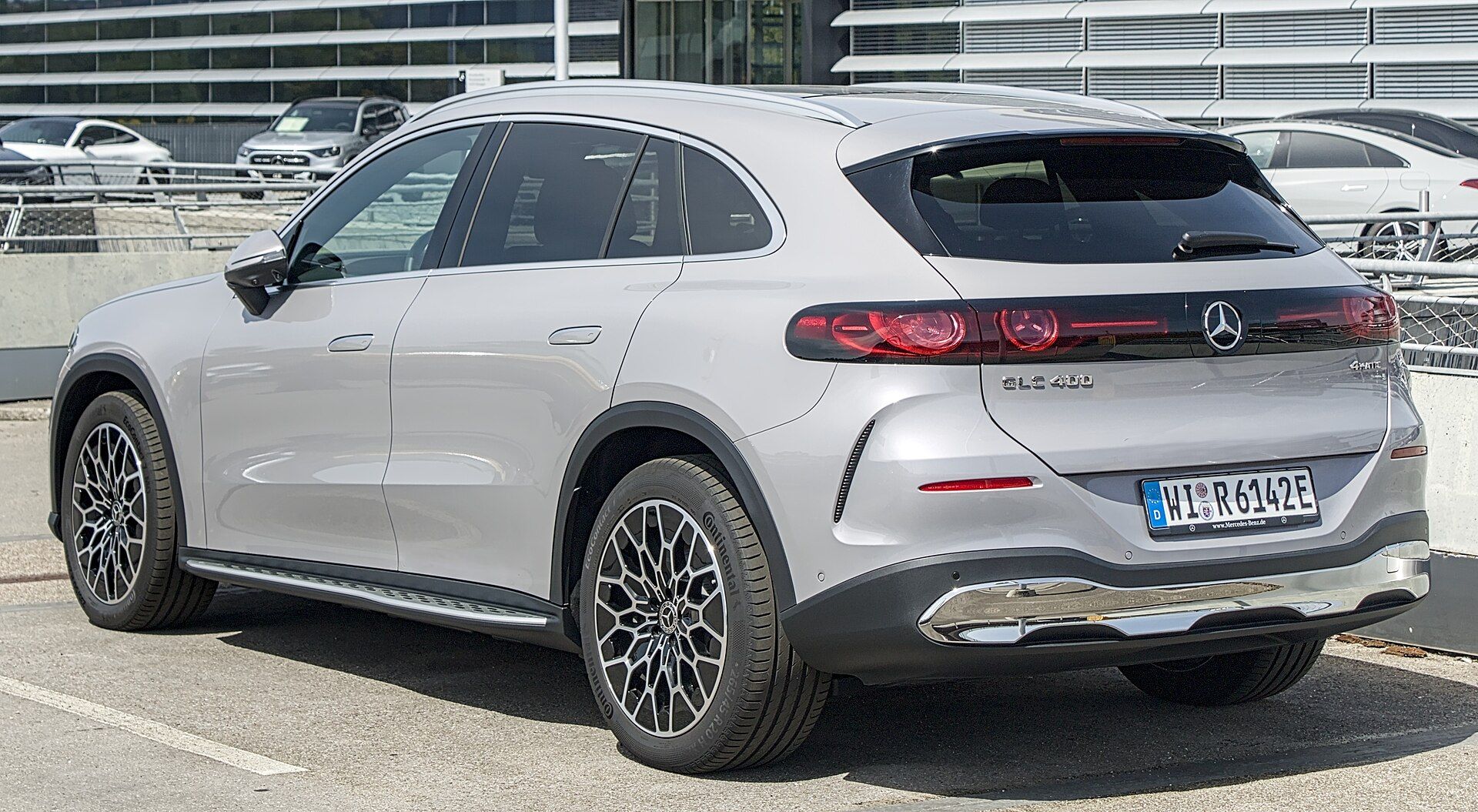 Gümüş elektrikli Mercedes-Benz GLC, arka çapraz görünüm