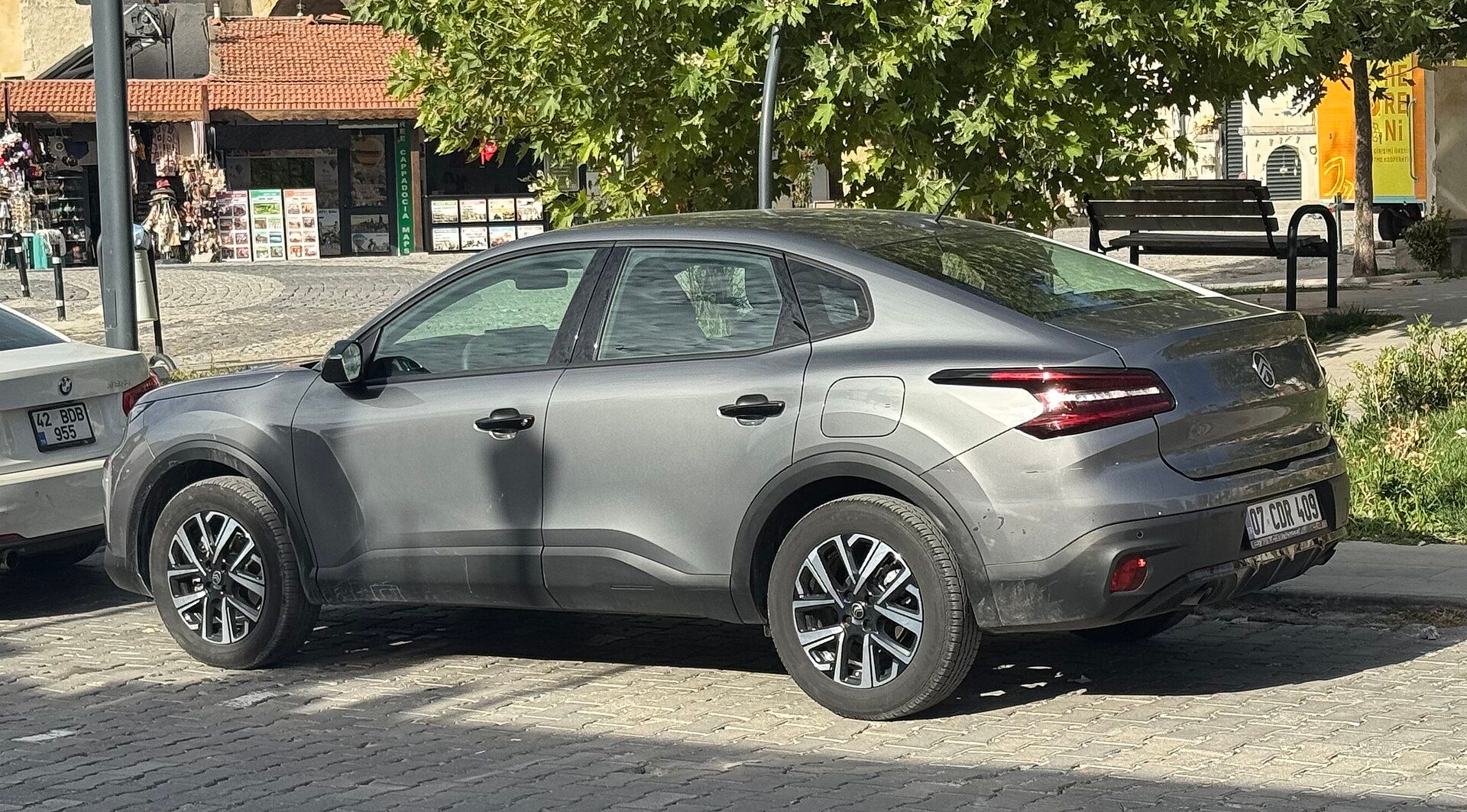 Gri makyajlı Citroën C4 X, arka sol çapraz görünüm (Türkiye)
